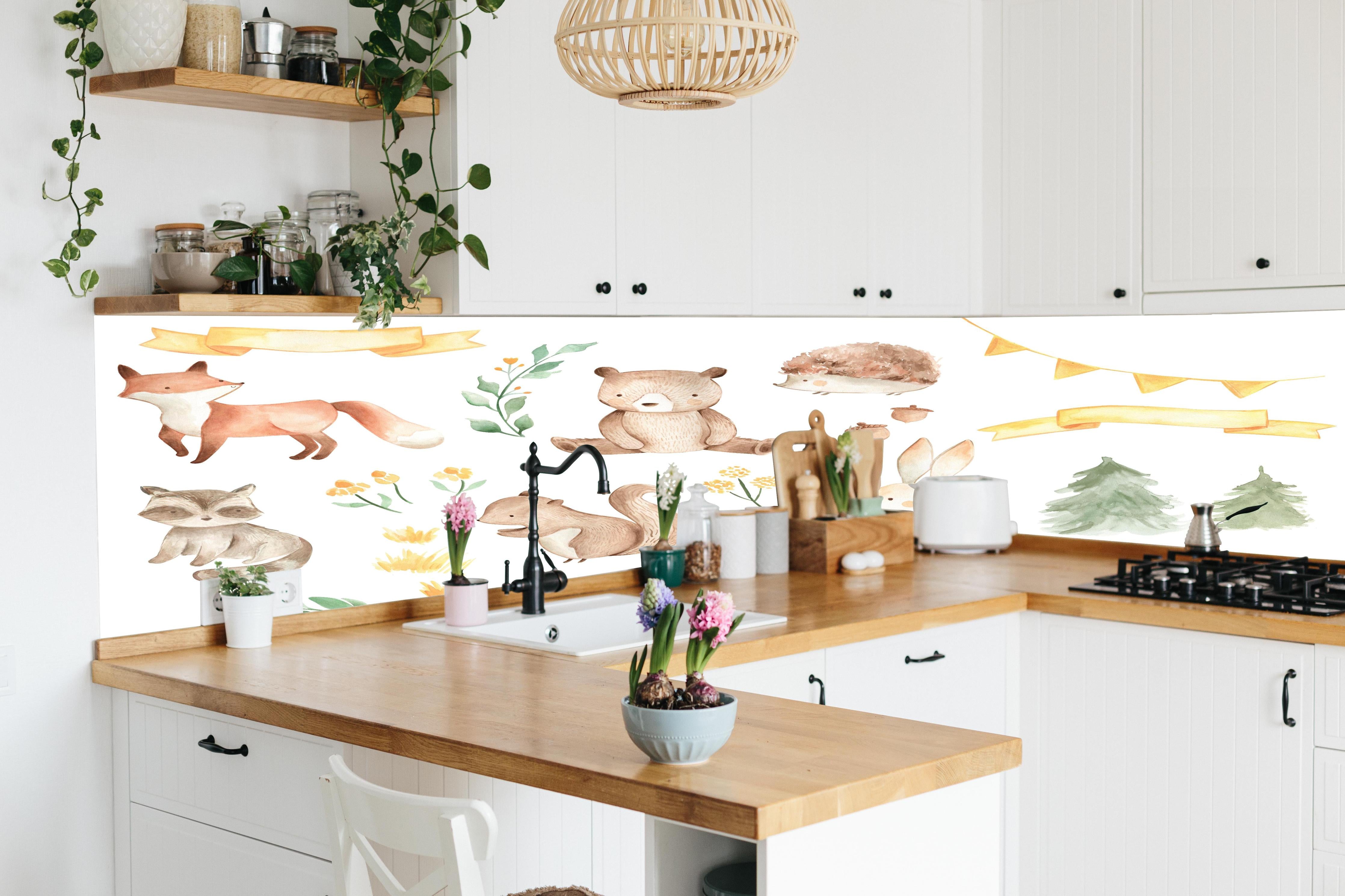 Küche - Woodland Tiere - Aquarell hinter weißen Hochglanz-Küchenregalen und schwarzem Wasserhahn