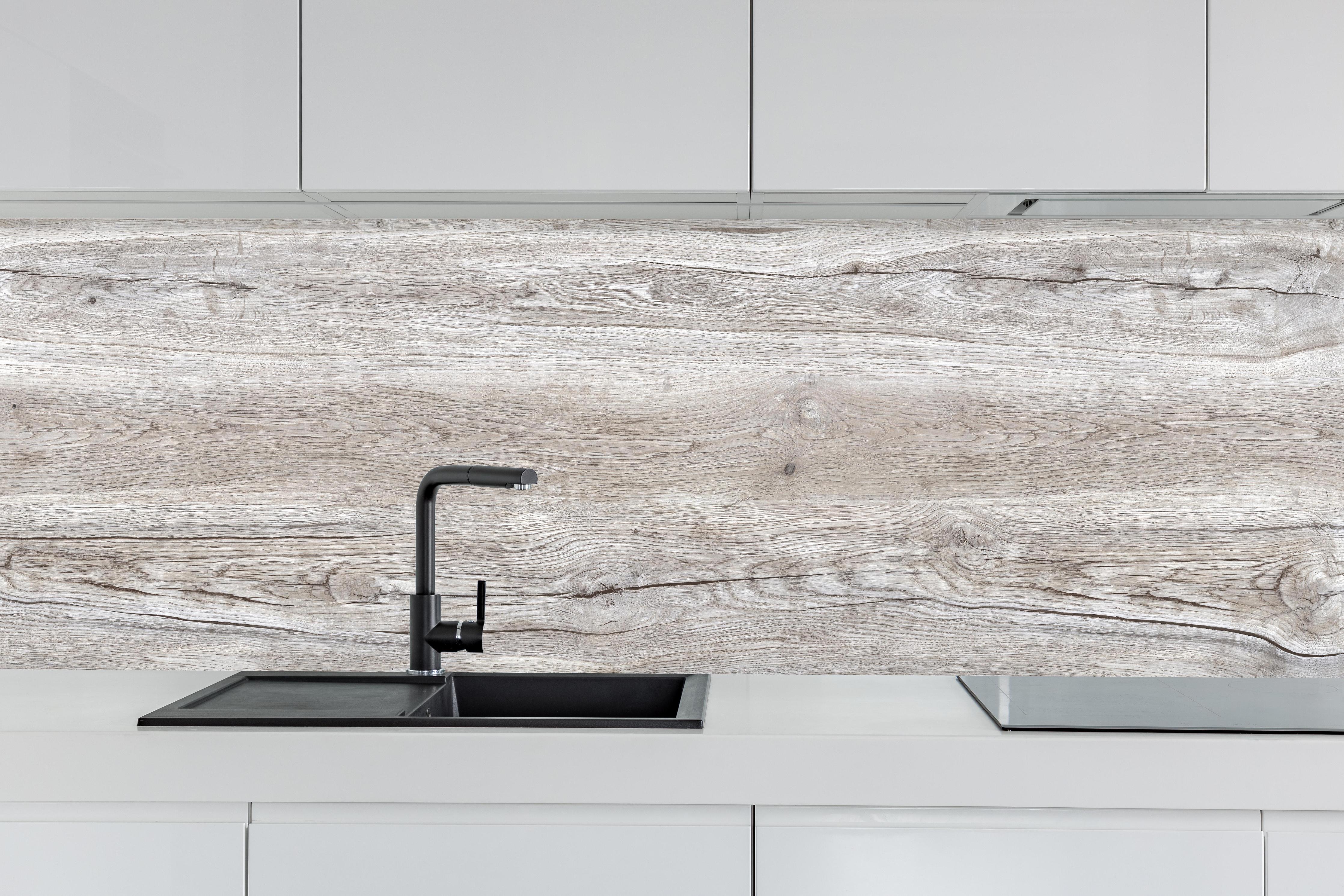 Küche - Wunderschöne Kiefernholz-struktur hinter weißen Hochglanz-Küchenregalen und schwarzem Wasserhahn