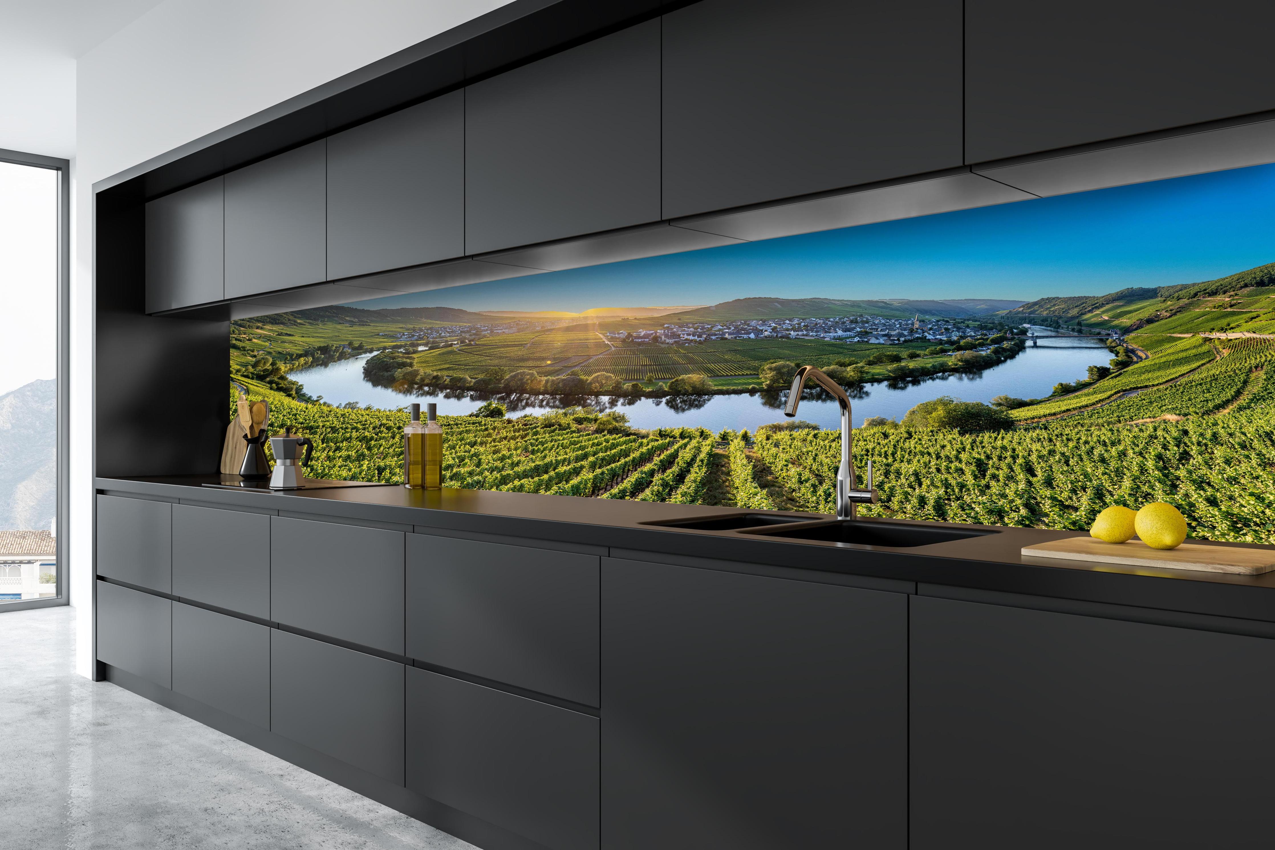 Küche - Wunderschöne Landschaft in Leiwen, Deutschland hinter weißen Hochglanz-Küchenregalen und schwarzem Wasserhahn