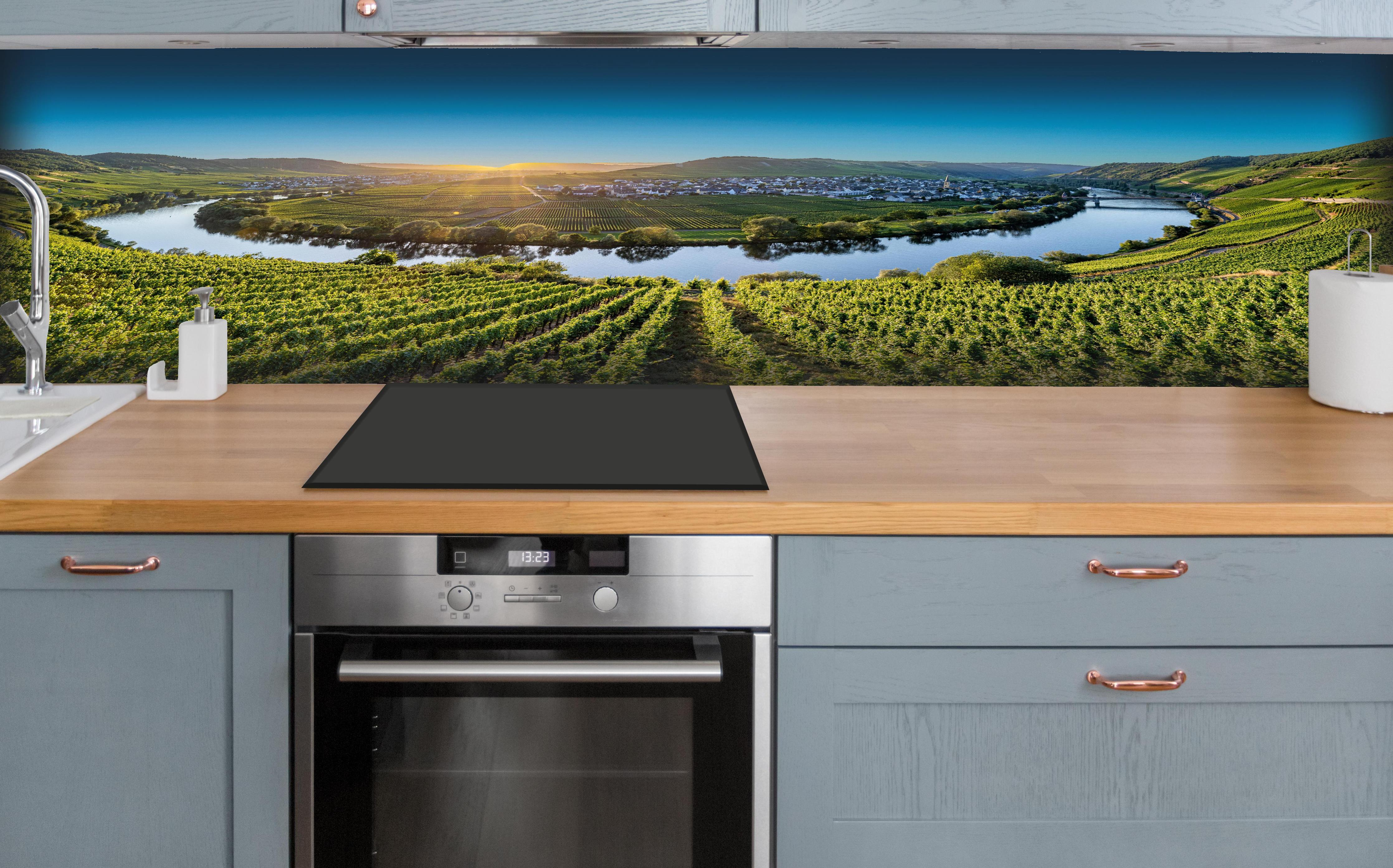 Küche - Wunderschöne Landschaft in Leiwen, Deutschland hinter weißen Hochglanz-Küchenregalen und schwarzem Wasserhahn