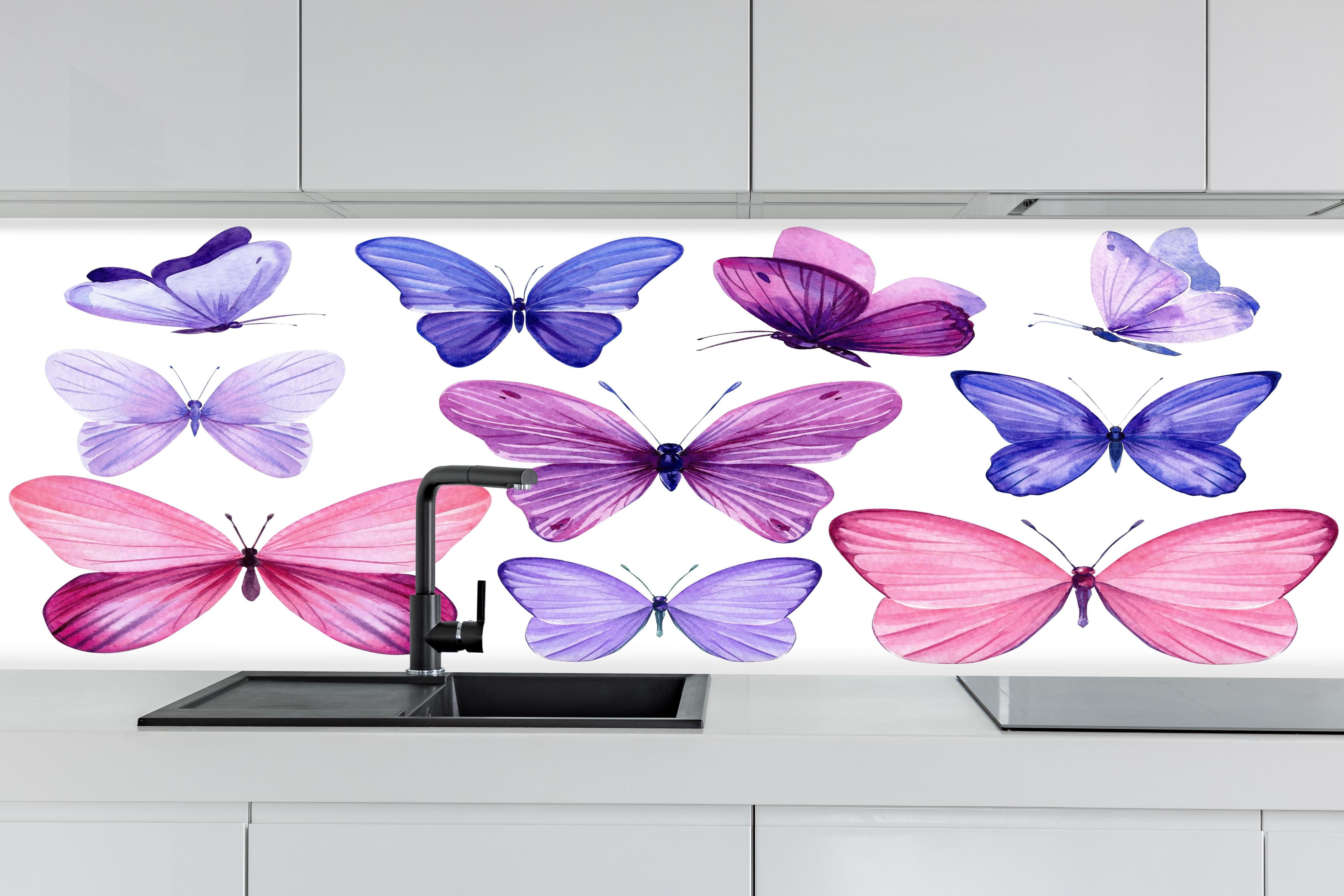 Küche - Wunderschöne Schmetterlinge auf weißem Hintergrund hinter weißen Hochglanz-Küchenregalen und schwarzem Wasserhahn