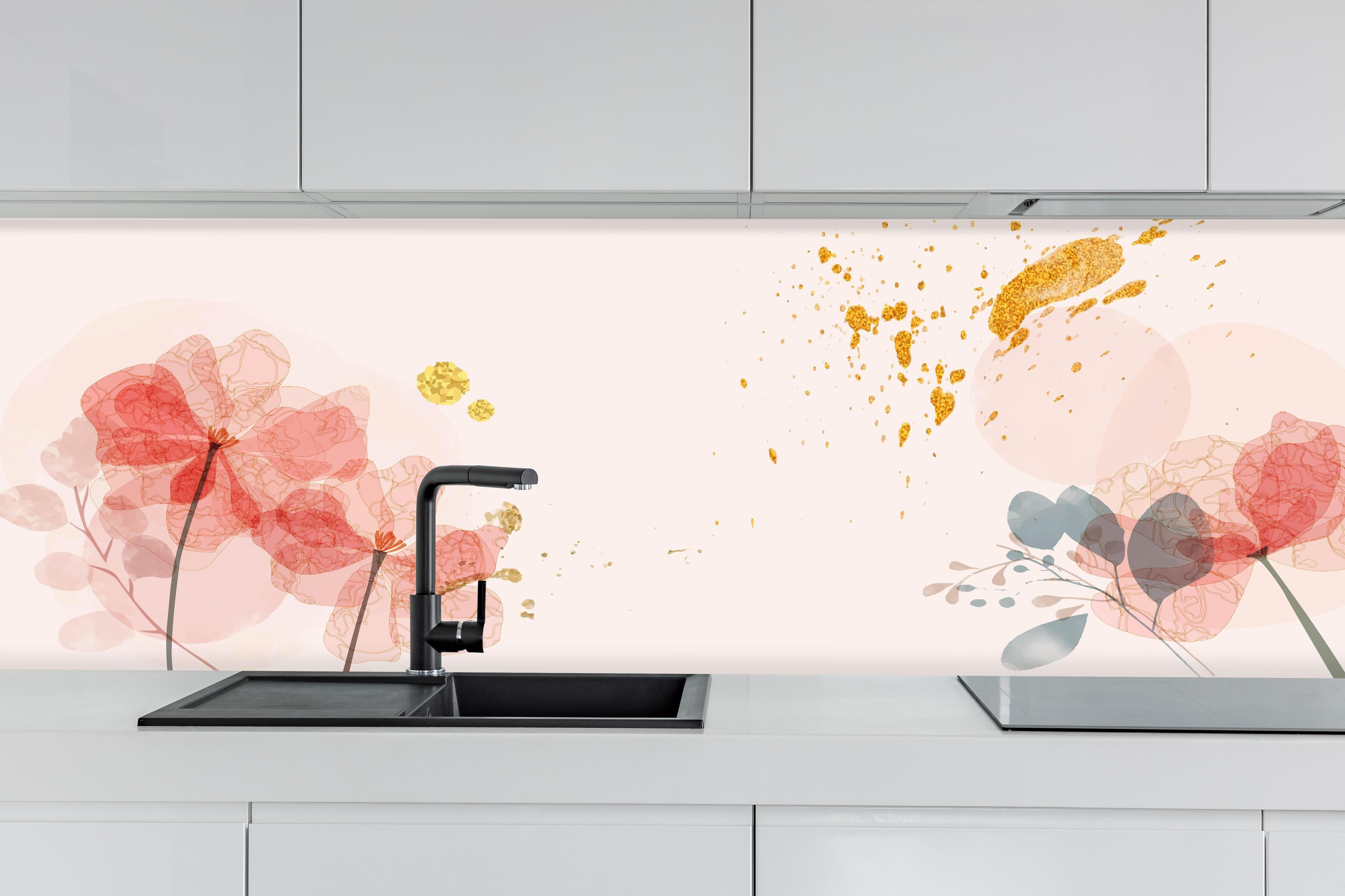 Küche - Zarte Aquarell Blumen in Pastellfarben hinter weißen Hochglanz-Küchenregalen und schwarzem Wasserhahn