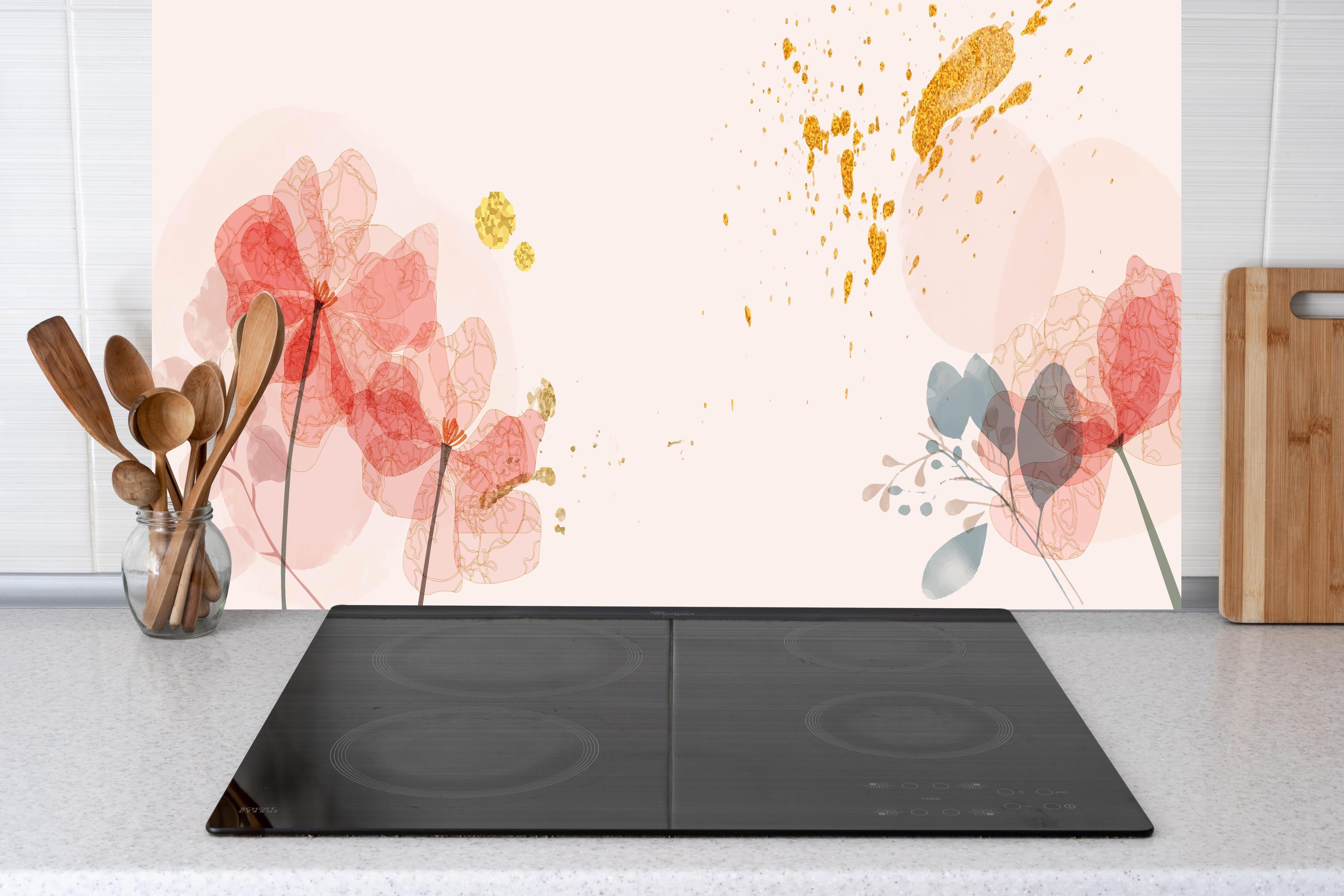 Küche - Zarte Aquarell Blumen in Pastellfarben hinter weißen Hochglanz-Küchenregalen und schwarzem Wasserhahn