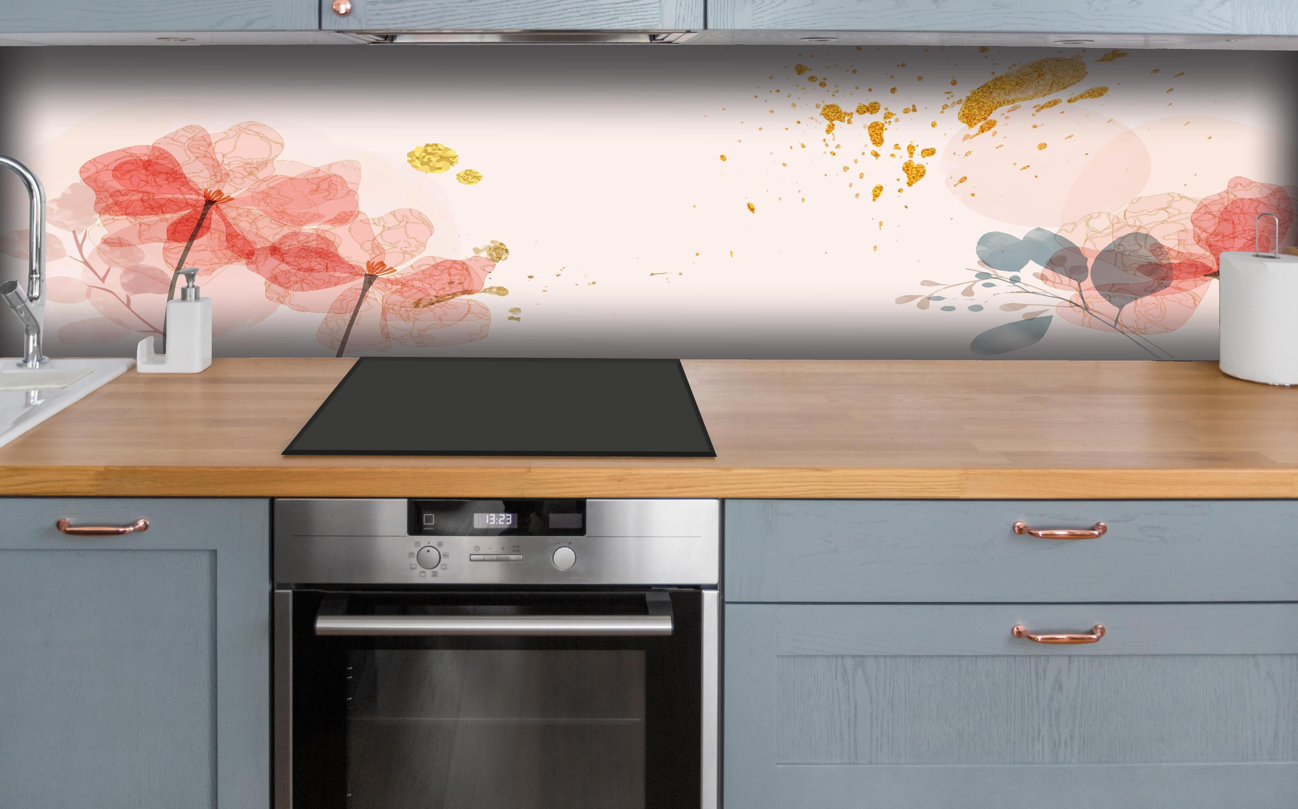 Küche - Zarte Aquarell Blumen in Pastellfarben hinter weißen Hochglanz-Küchenregalen und schwarzem Wasserhahn