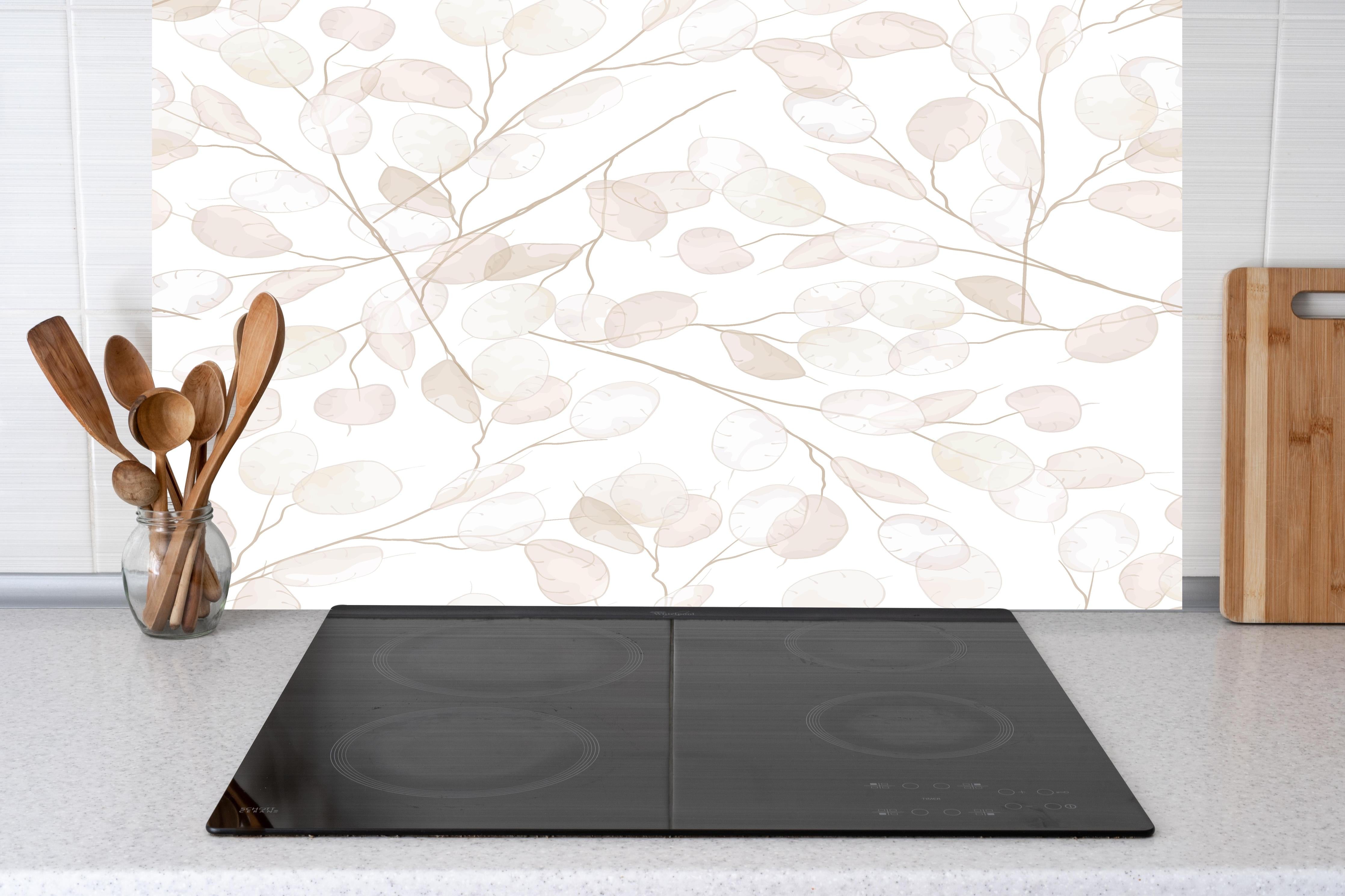 Küche - Zarte Blattstruktur in Weiß-Grau hinter weißen Hochglanz-Küchenregalen und schwarzem Wasserhahn