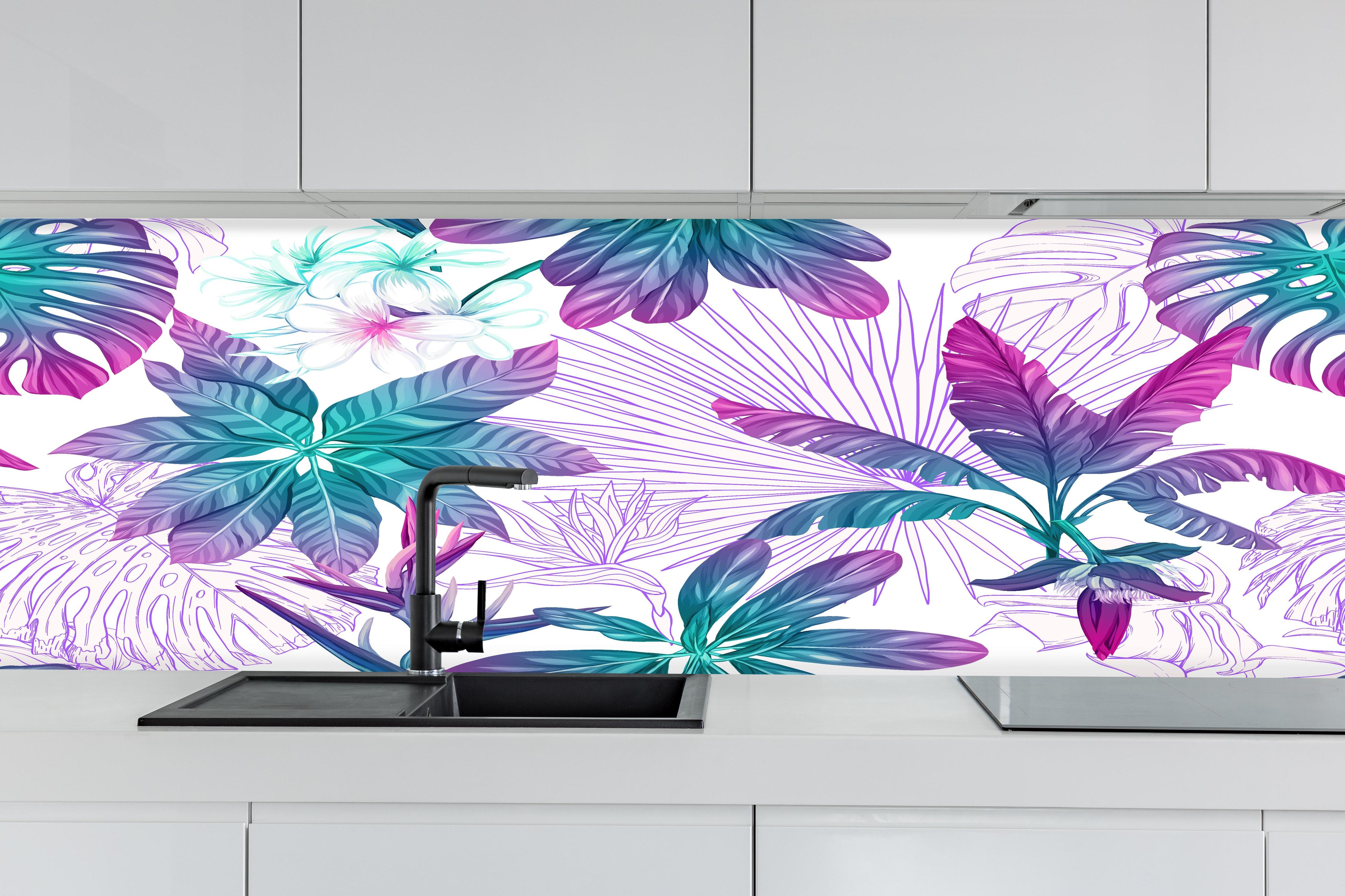 Küche - Zarte Blumenmuster in Weiß und Grau - Botanische Vielfalt in monochromer Eleganz hinter weißen Hochglanz-Küchenregalen und schwarzem Wasserhahn