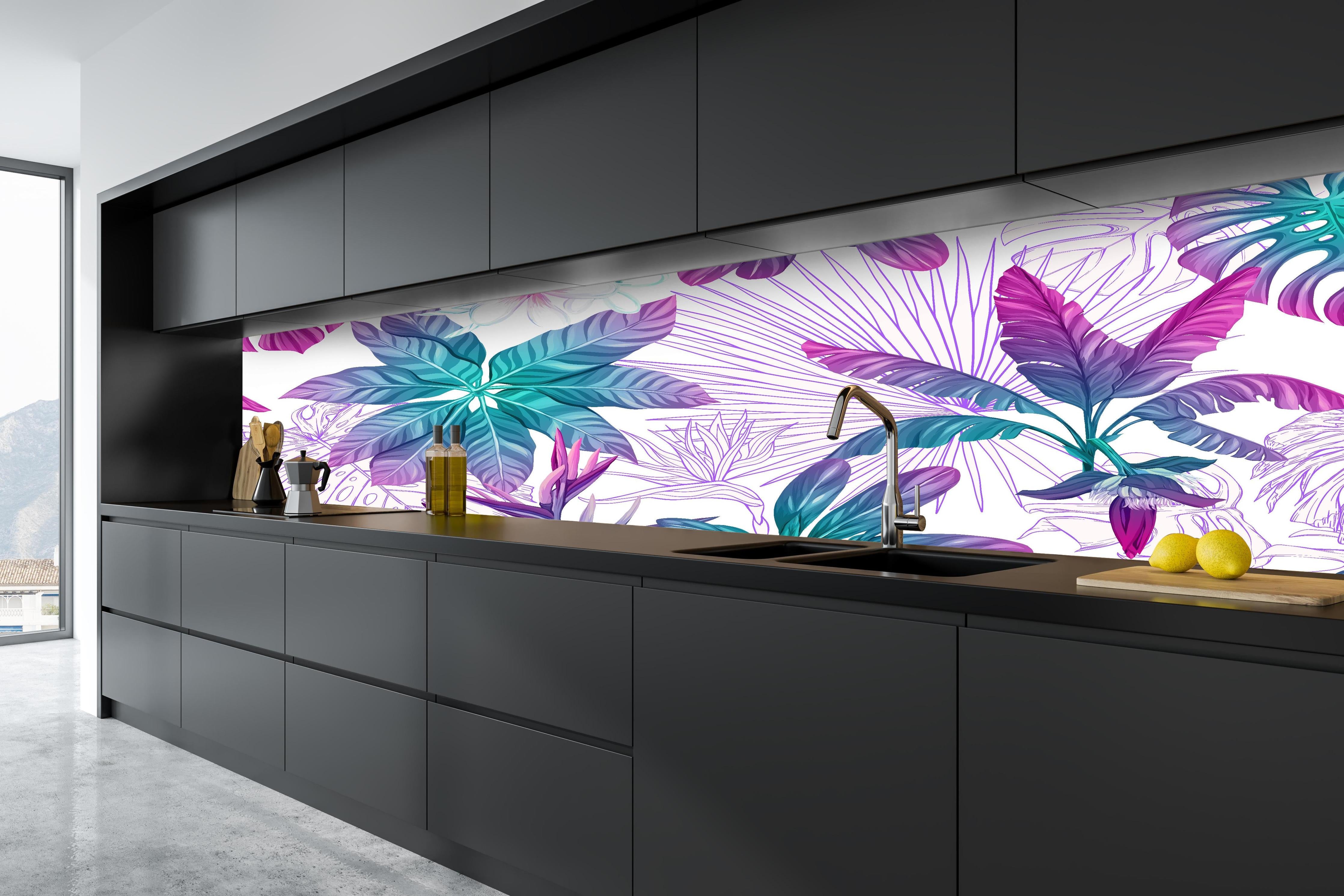 Küche - Zarte Blumenmuster in Weiß und Grau - Botanische Vielfalt in monochromer Eleganz hinter weißen Hochglanz-Küchenregalen und schwarzem Wasserhahn