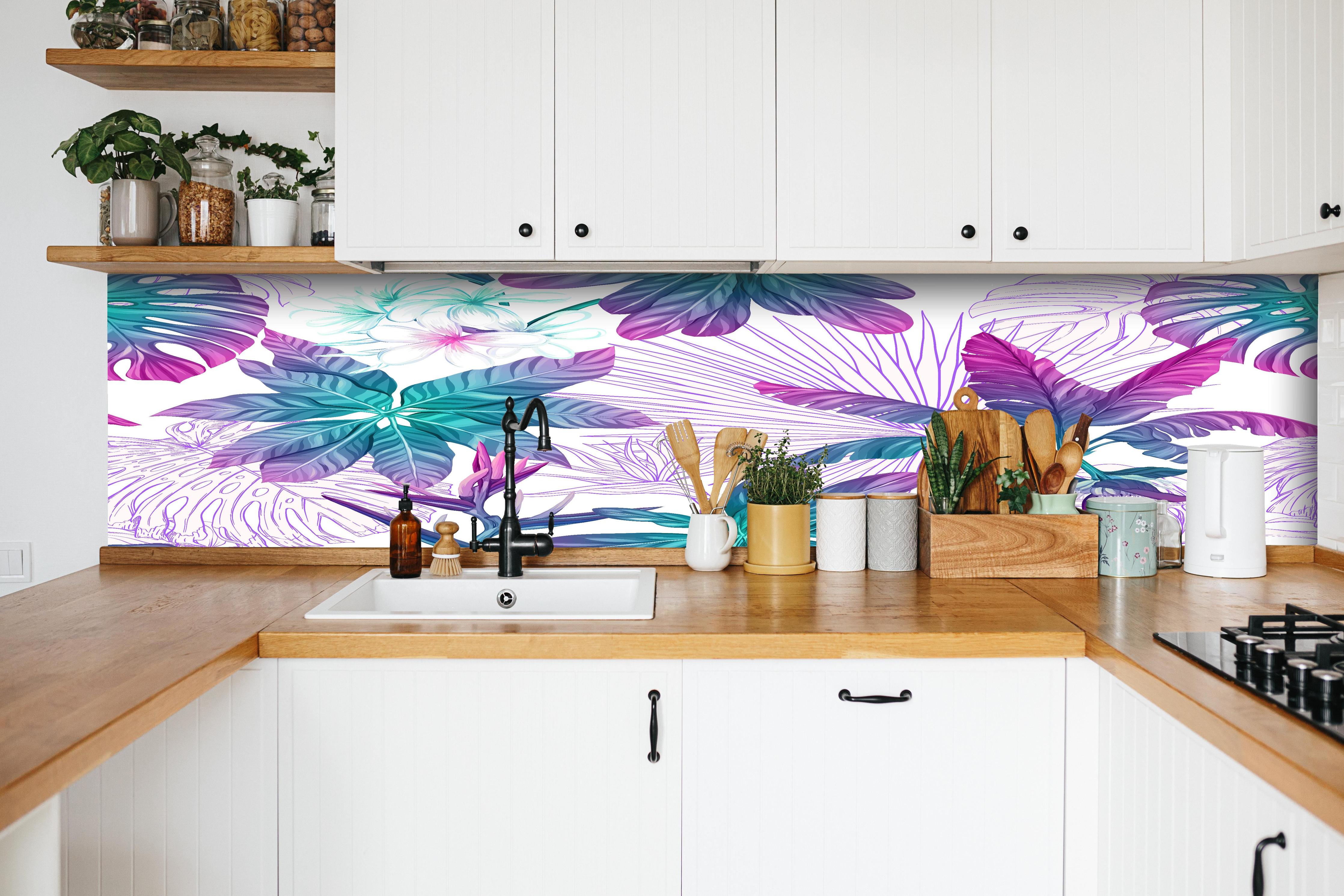 Küche - Zarte Blumenmuster in Weiß und Grau - Botanische Vielfalt in monochromer Eleganz hinter weißen Hochglanz-Küchenregalen und schwarzem Wasserhahn