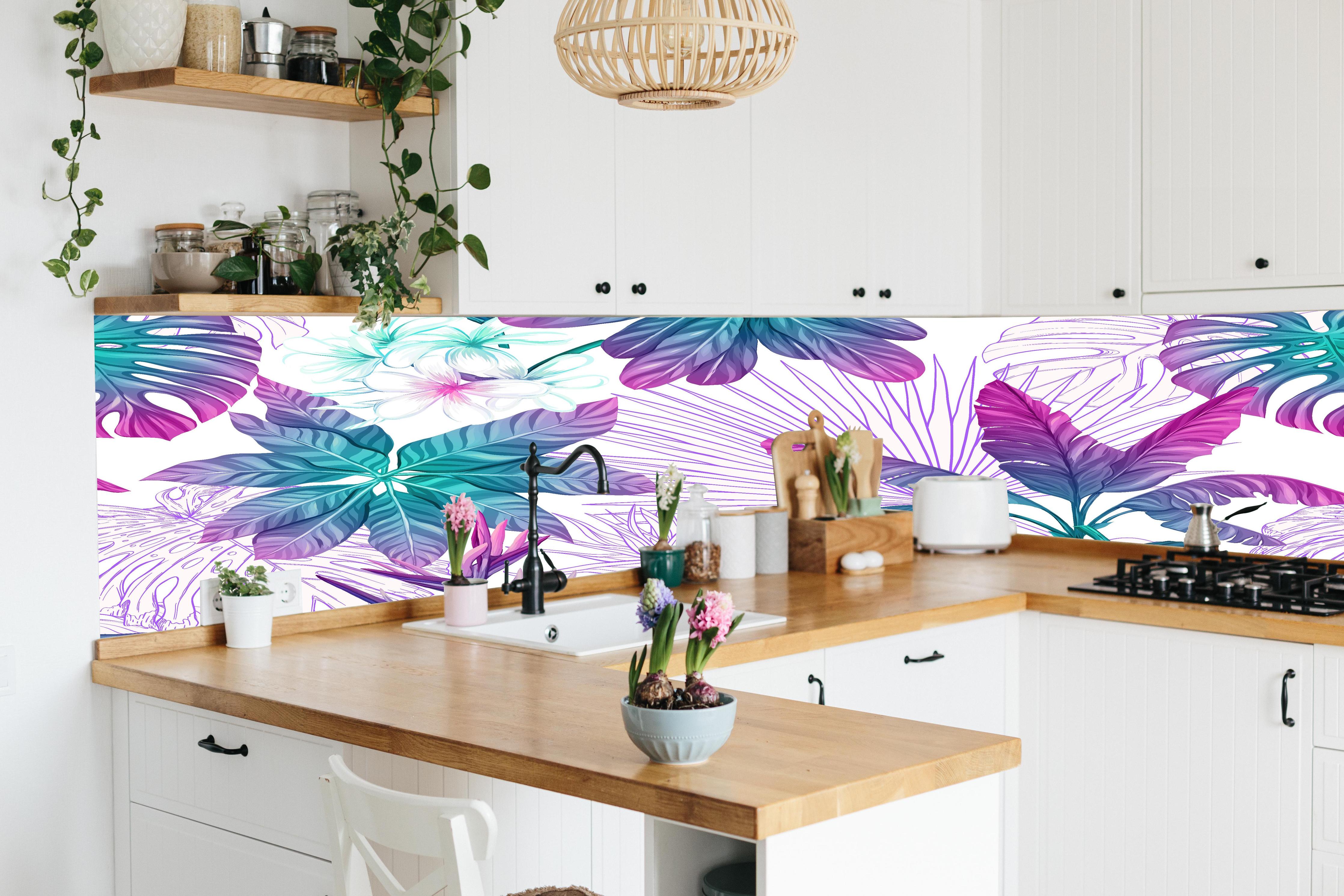 Küche - Zarte Blumenmuster in Weiß und Grau - Botanische Vielfalt in monochromer Eleganz hinter weißen Hochglanz-Küchenregalen und schwarzem Wasserhahn