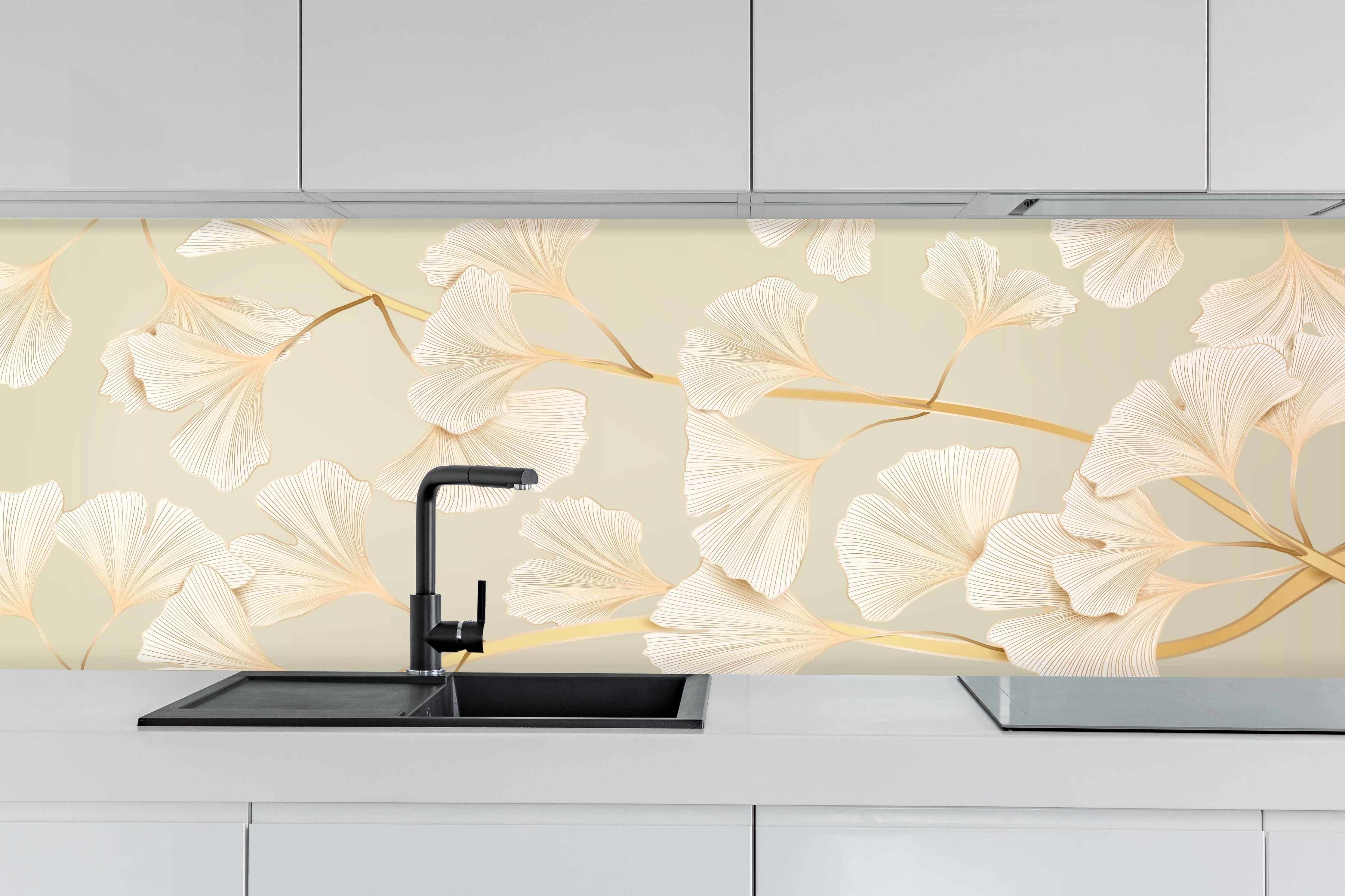 Küche - Zarte Ginkgo-Blatt-Muster in Pastellbeige hinter weißen Hochglanz-Küchenregalen und schwarzem Wasserhahn