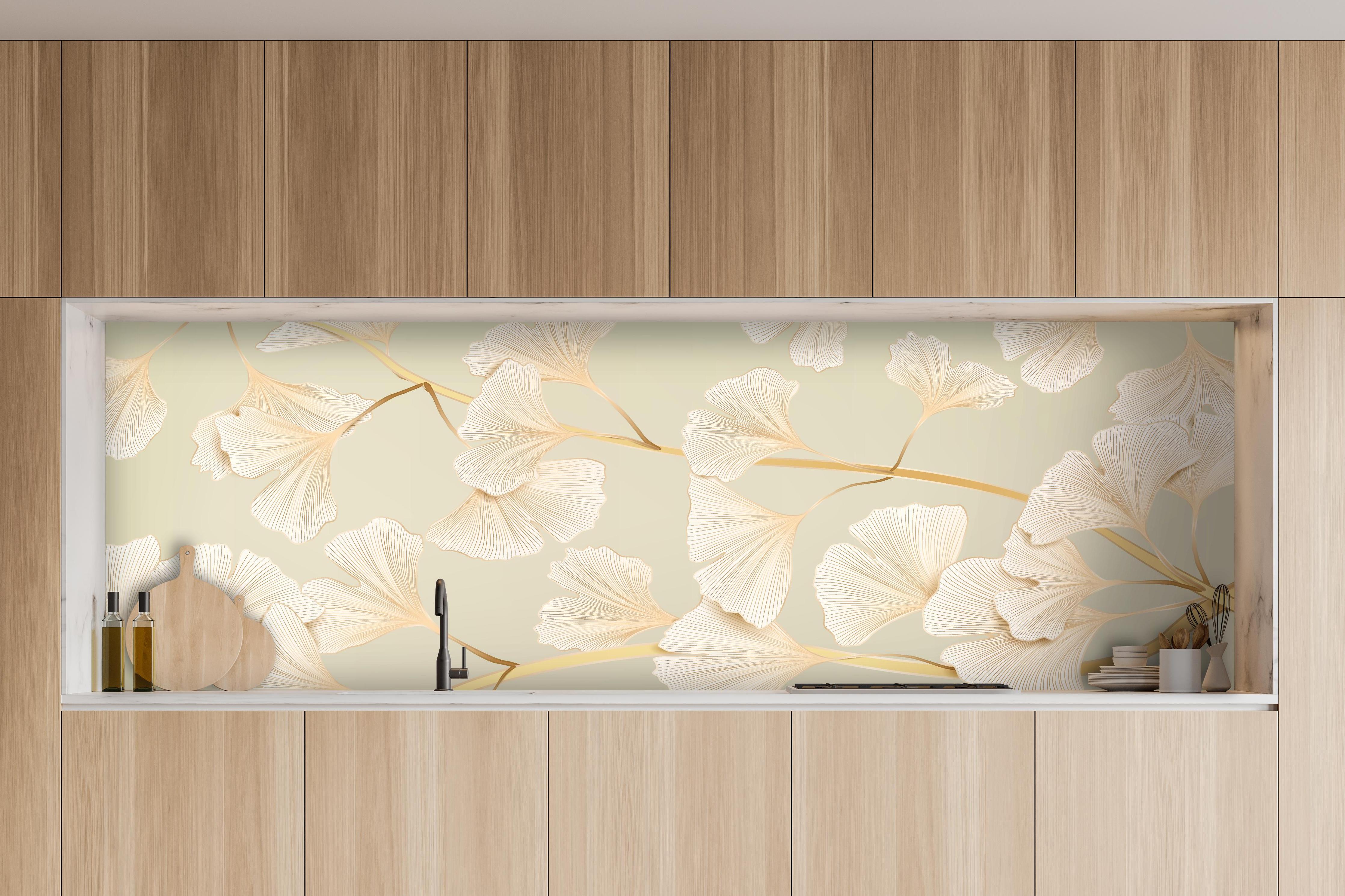 Küche - Zarte Ginkgo-Blatt-Muster in Pastellbeige hinter weißen Hochglanz-Küchenregalen und schwarzem Wasserhahn
