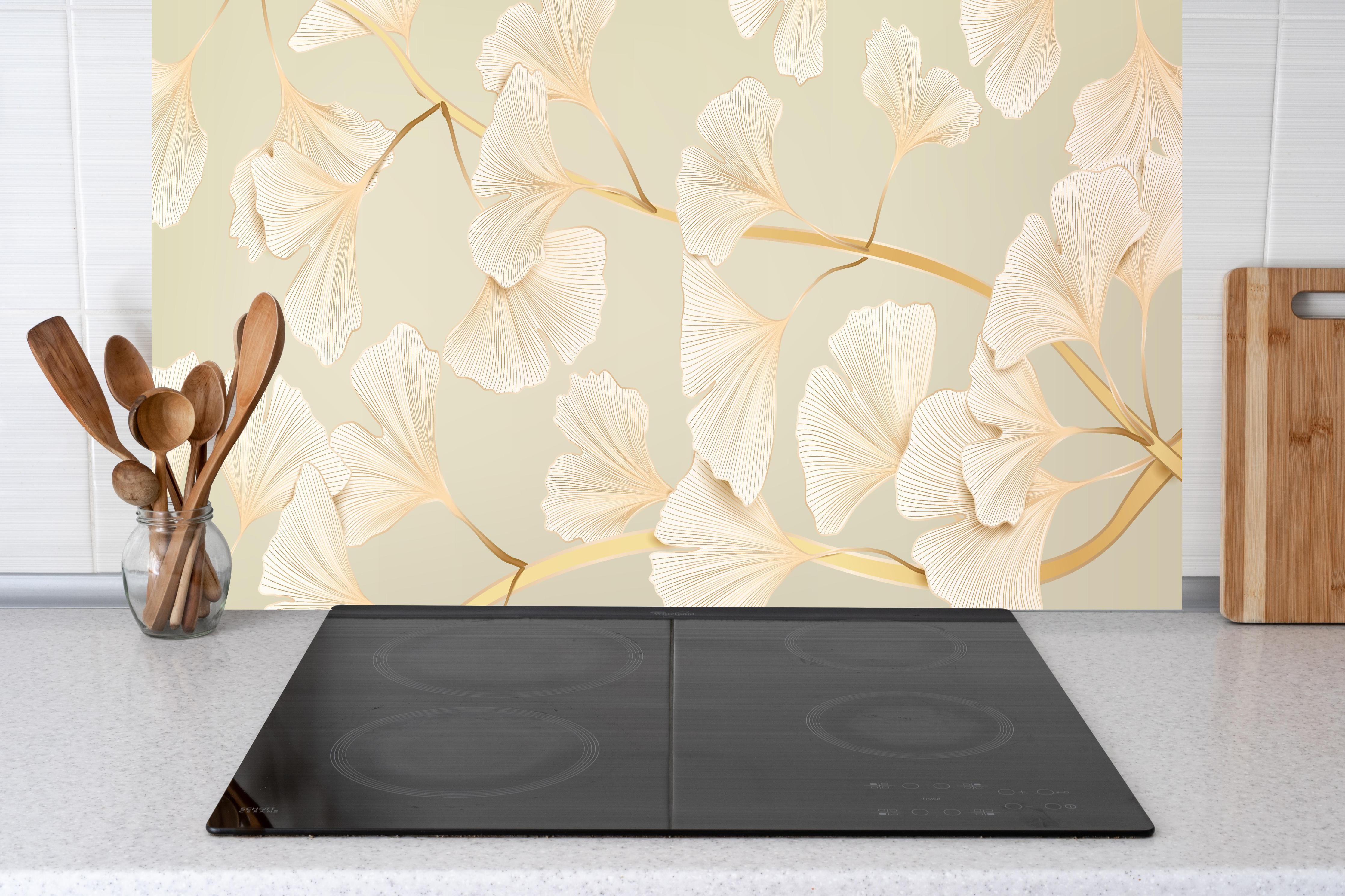 Küche - Zarte Ginkgo-Blatt-Muster in Pastellbeige hinter weißen Hochglanz-Küchenregalen und schwarzem Wasserhahn