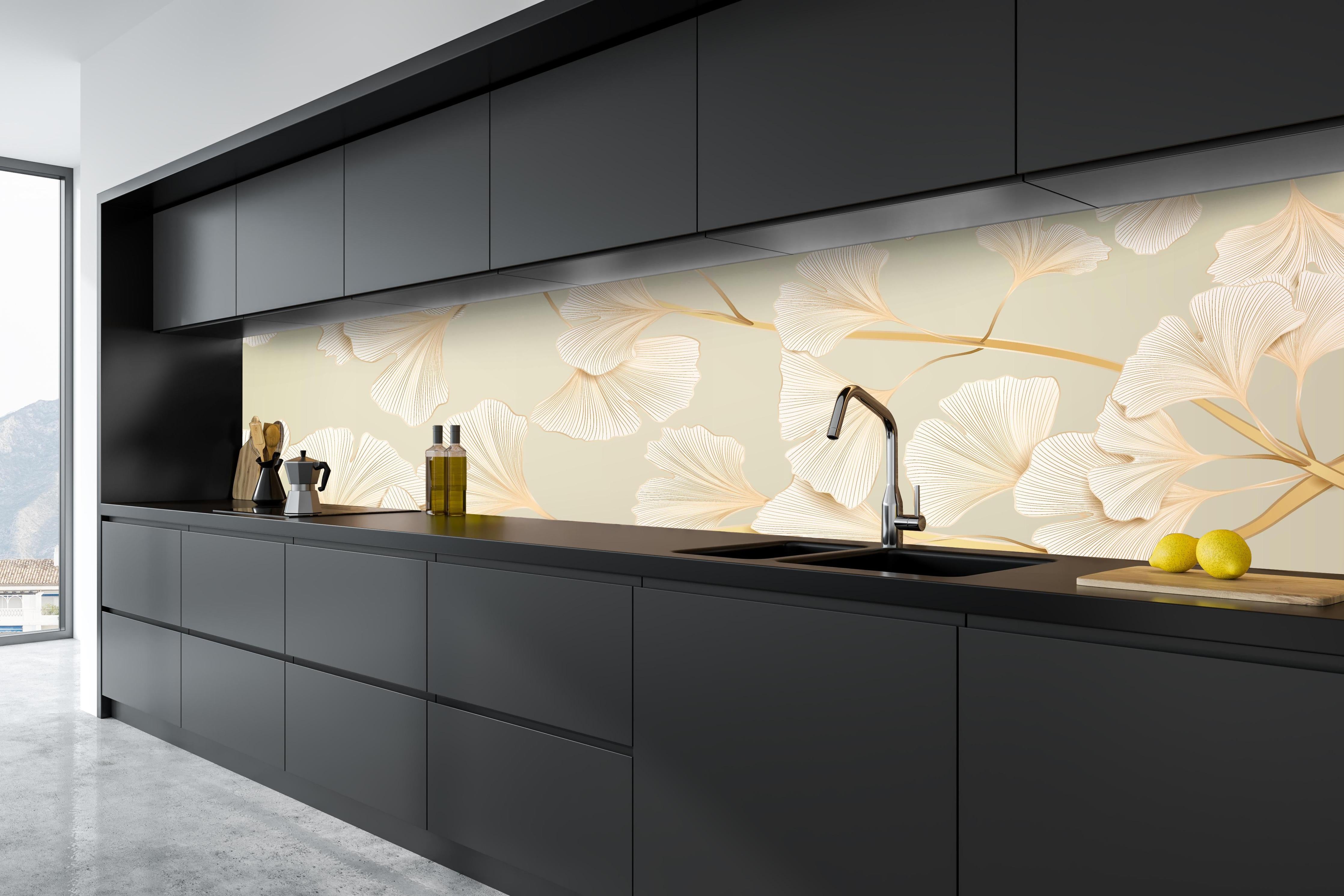 Küche - Zarte Ginkgo-Blatt-Muster in Pastellbeige hinter weißen Hochglanz-Küchenregalen und schwarzem Wasserhahn