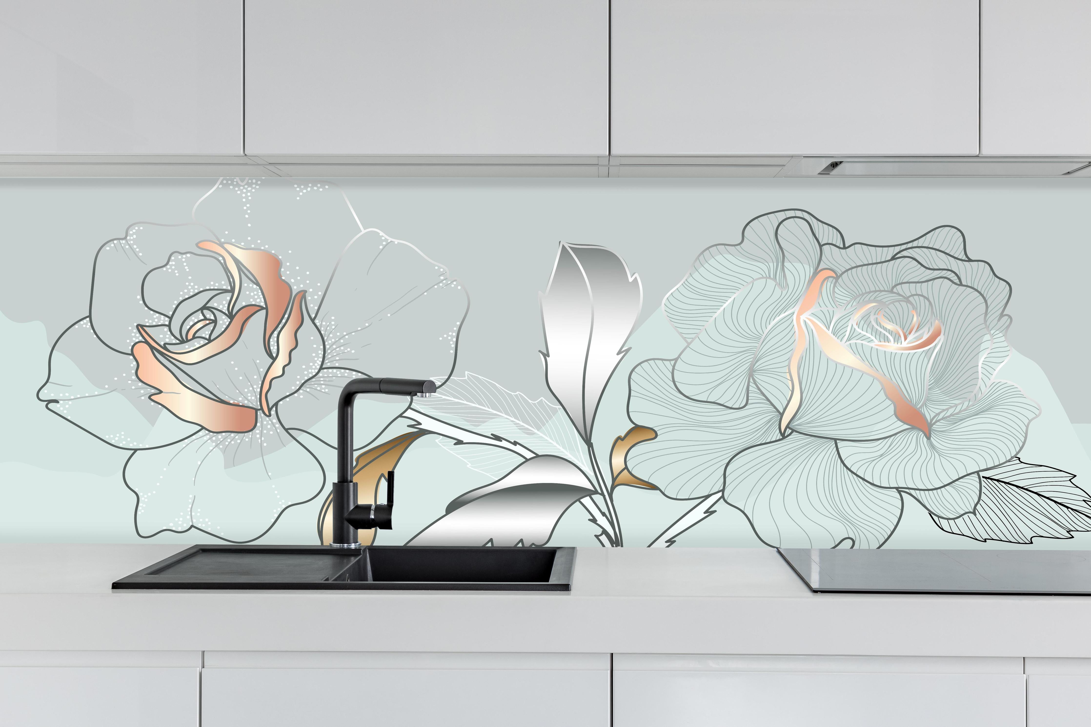 Küche - Zarte Grau-Weiß Gezeichnete Rosen hinter weißen Hochglanz-Küchenregalen und schwarzem Wasserhahn