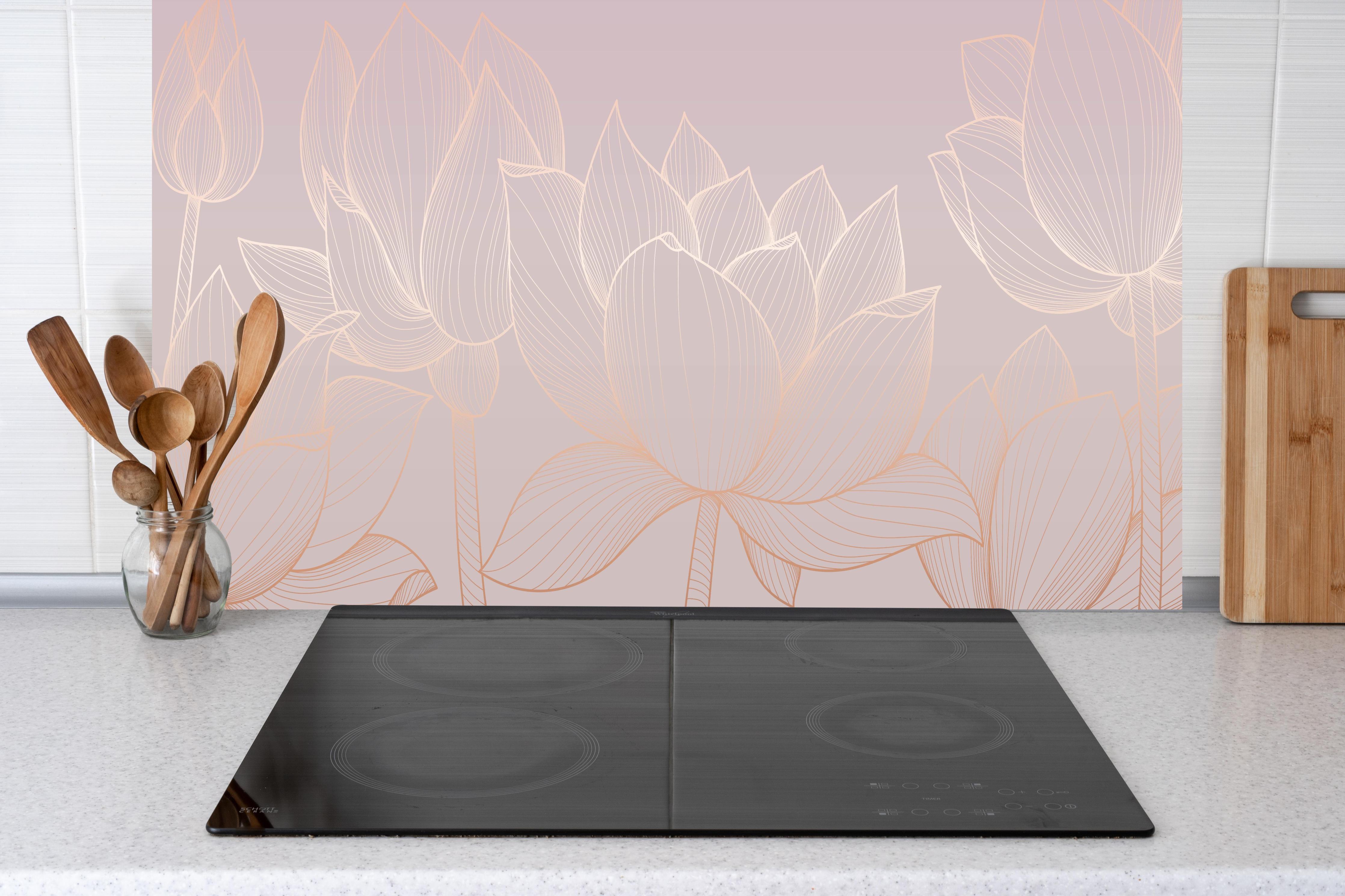 Küche - Zarte Lotusblüten Lineart in Pastellfarben hinter weißen Hochglanz-Küchenregalen und schwarzem Wasserhahn