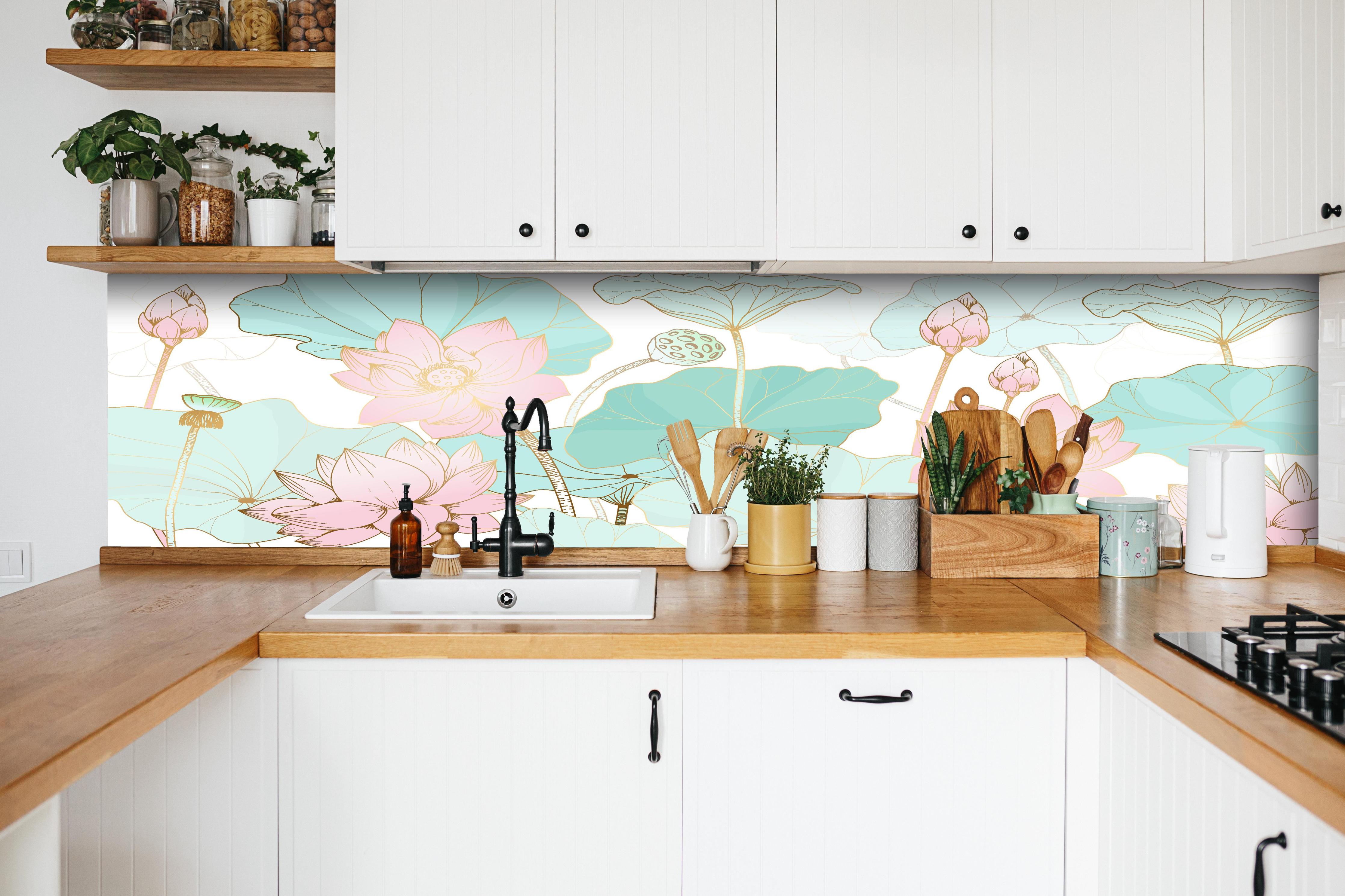 Küche - Zarte Lotusblume Muster Illustration Pastell hinter weißen Hochglanz-Küchenregalen und schwarzem Wasserhahn