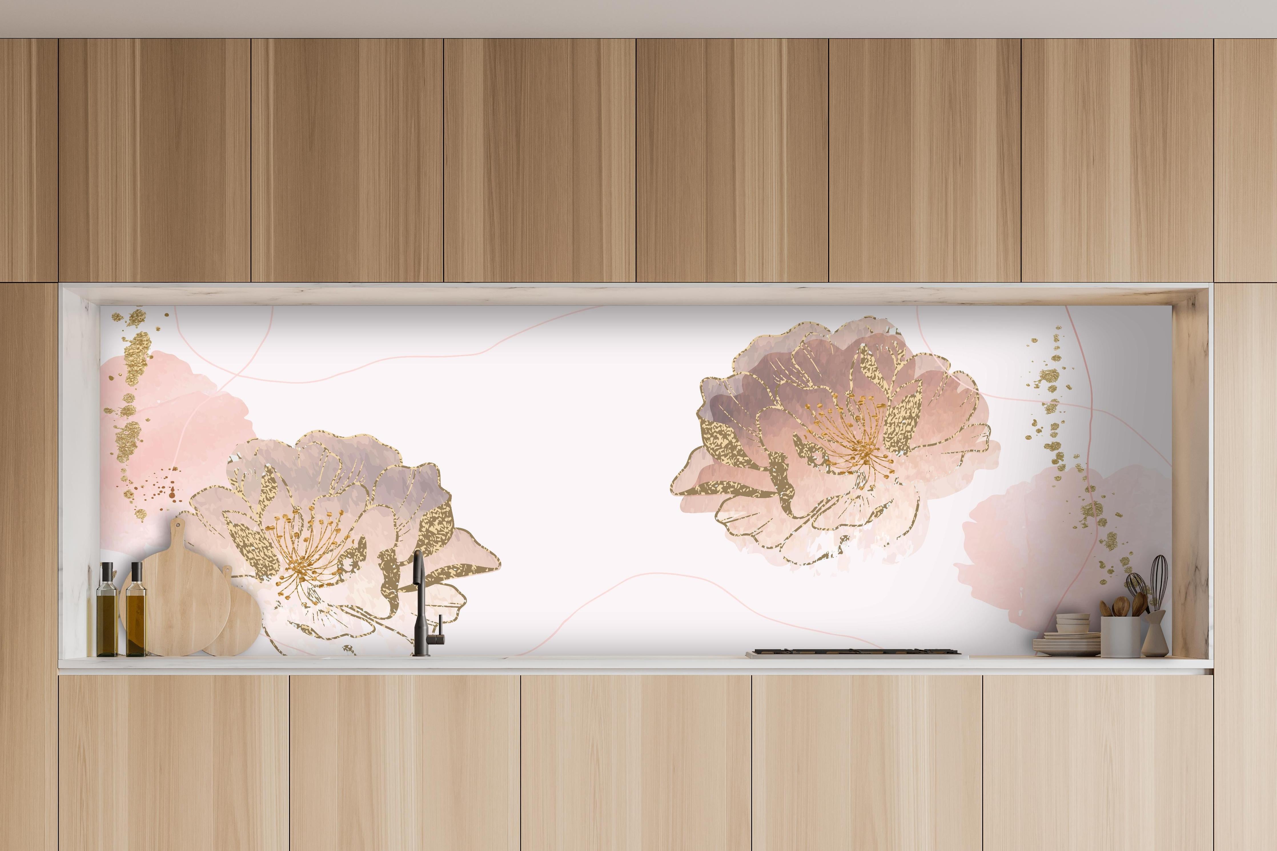 Küche - Zarte Pastell-Blumenmuster auf hellem Grund hinter weißen Hochglanz-Küchenregalen und schwarzem Wasserhahn