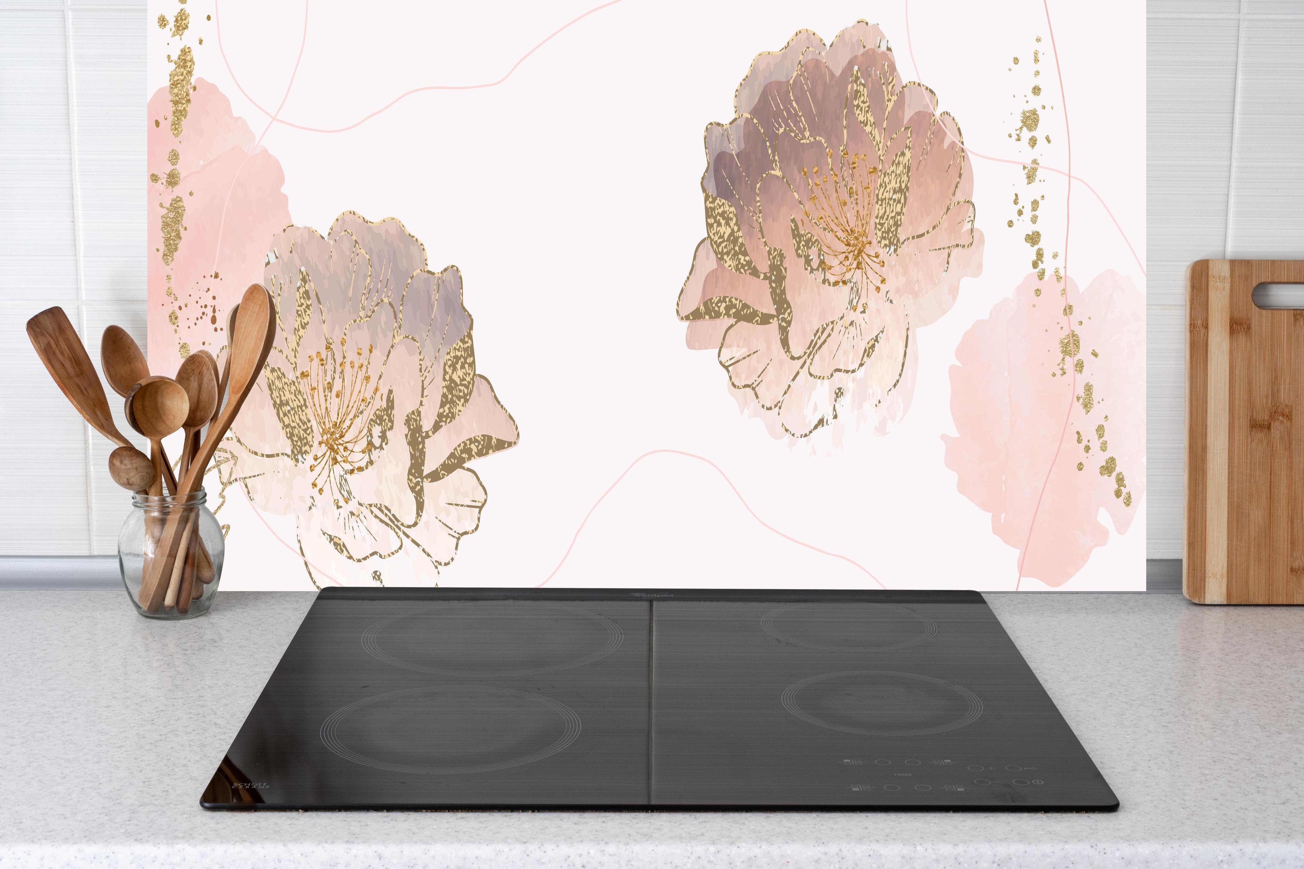 Küche - Zarte Pastell-Blumenmuster auf hellem Grund hinter weißen Hochglanz-Küchenregalen und schwarzem Wasserhahn