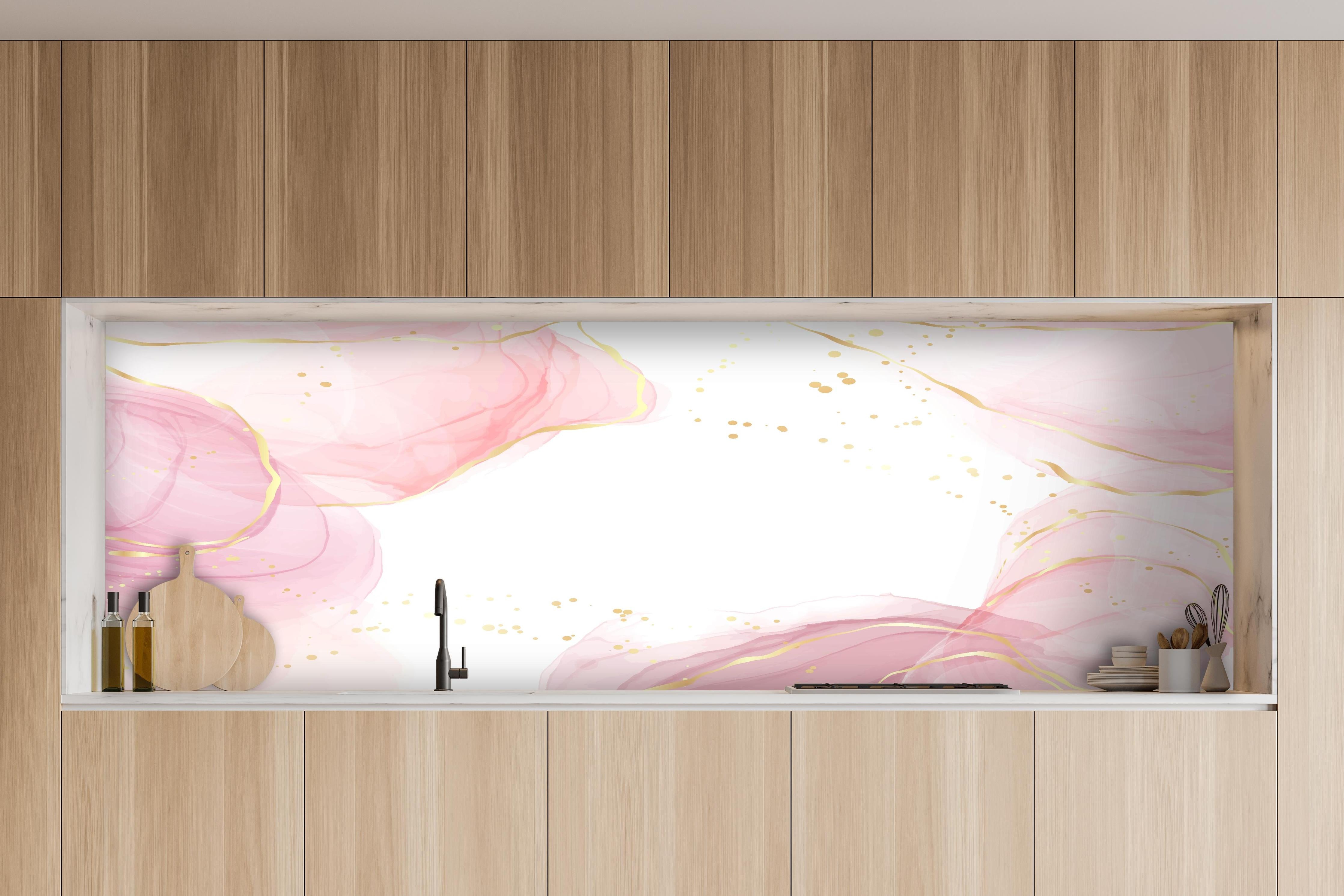 Küche - Zarte Rosa Blumen mit Goldakzenten Kunst hinter weißen Hochglanz-Küchenregalen und schwarzem Wasserhahn