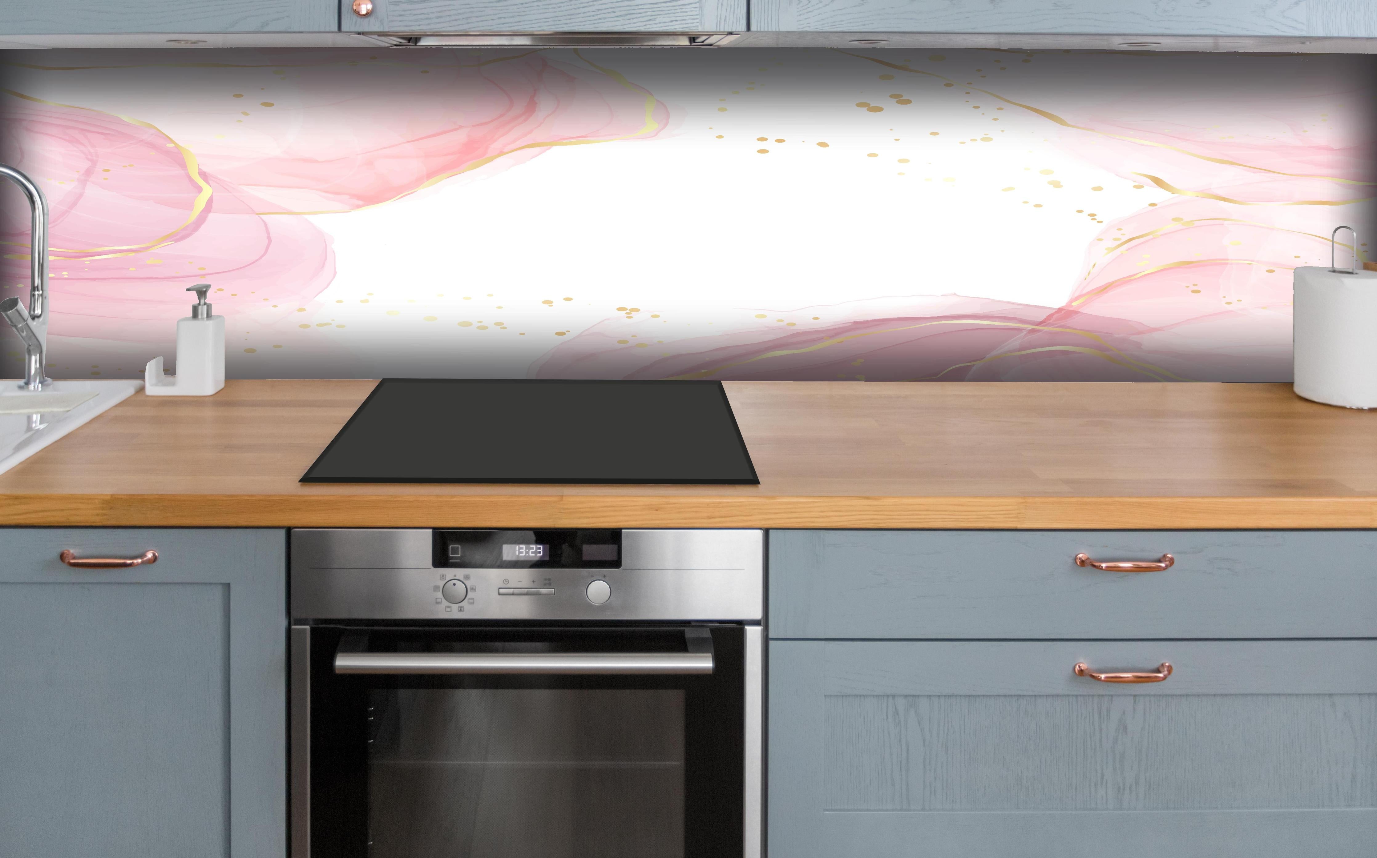 Küche - Zarte Rosa Blumen mit Goldakzenten Kunst hinter weißen Hochglanz-Küchenregalen und schwarzem Wasserhahn