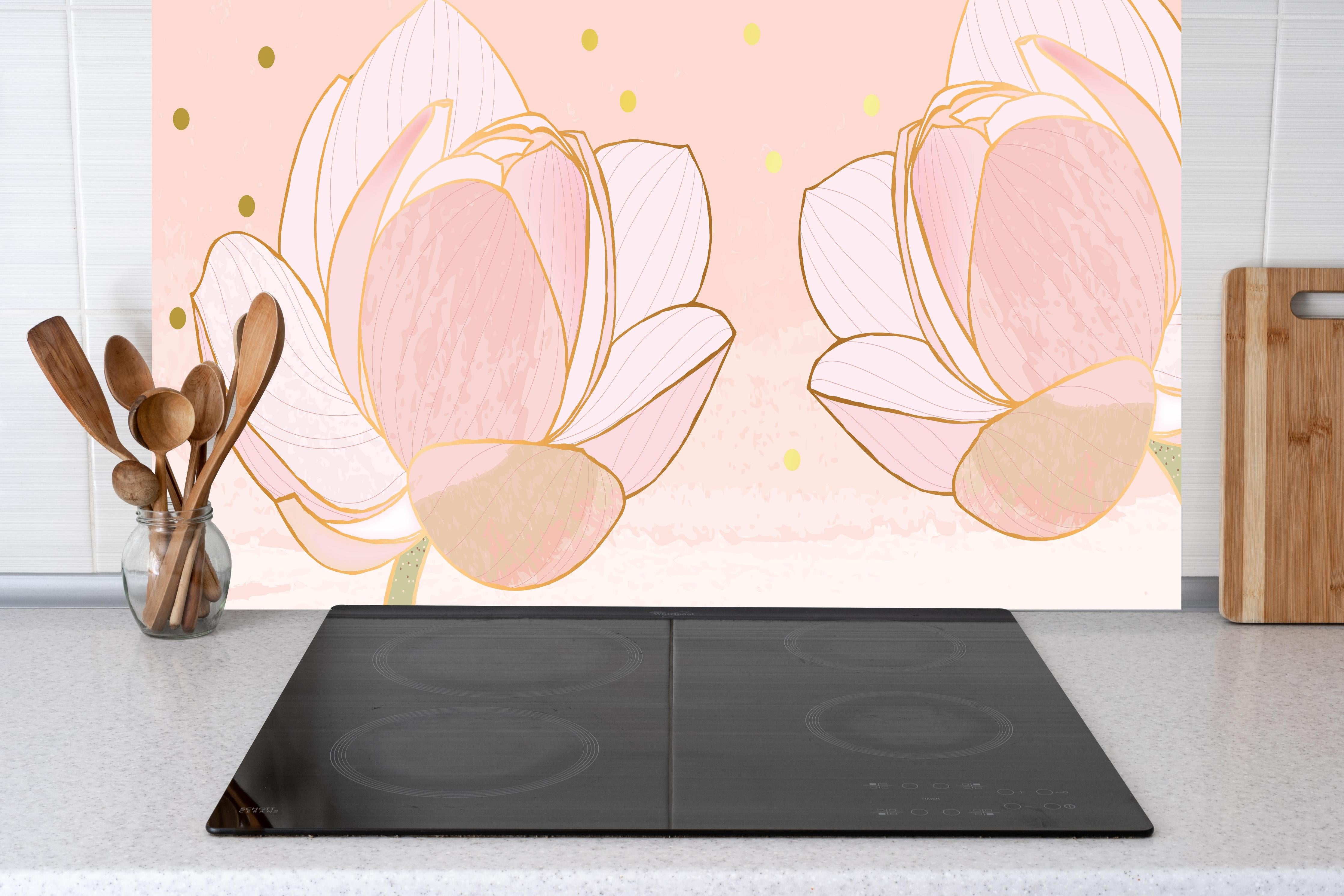 Küche - Zarte Rosa Lotusblumen mit Goldenen Details hinter weißen Hochglanz-Küchenregalen und schwarzem Wasserhahn