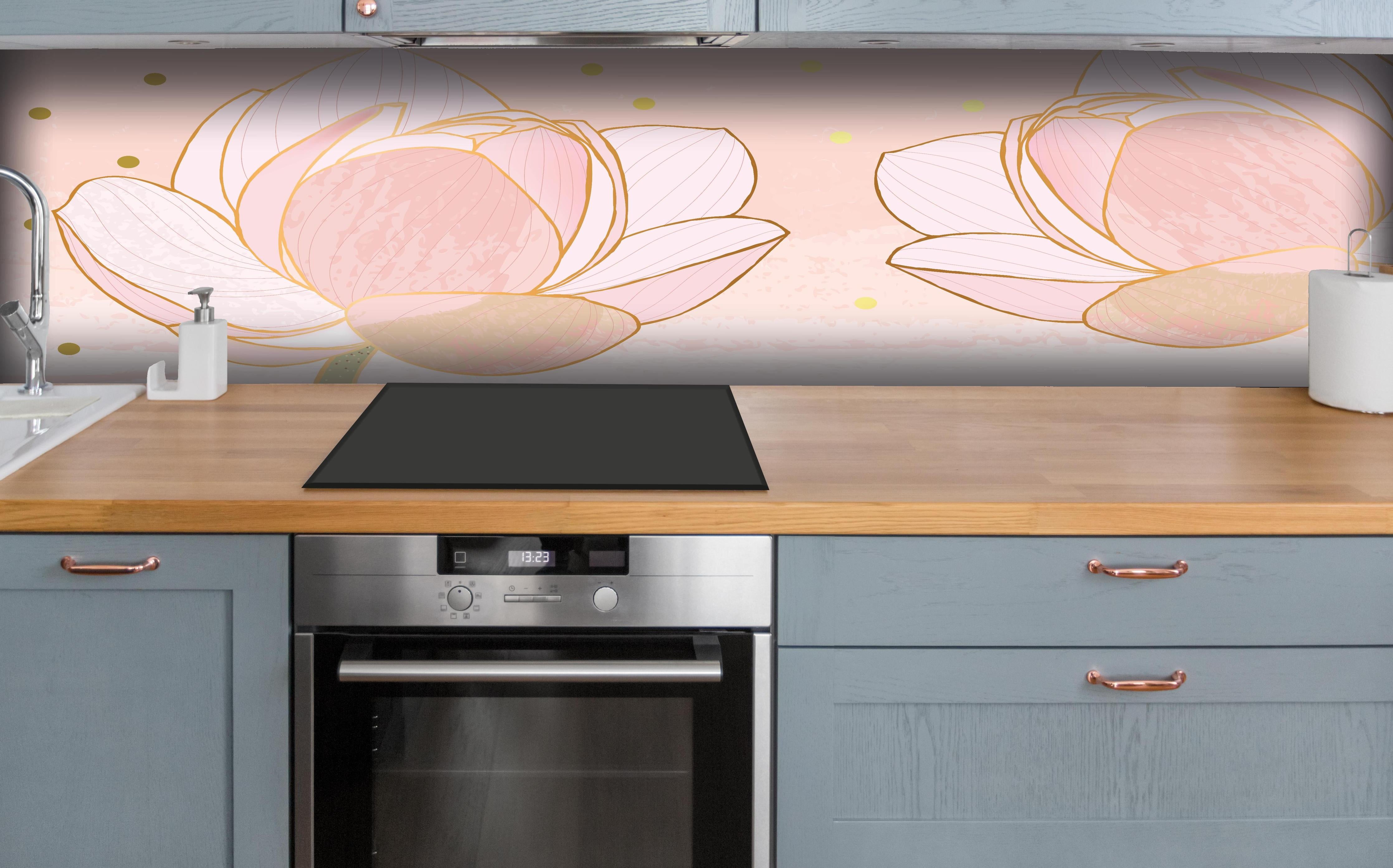 Küche - Zarte Rosa Lotusblumen mit Goldenen Details hinter weißen Hochglanz-Küchenregalen und schwarzem Wasserhahn