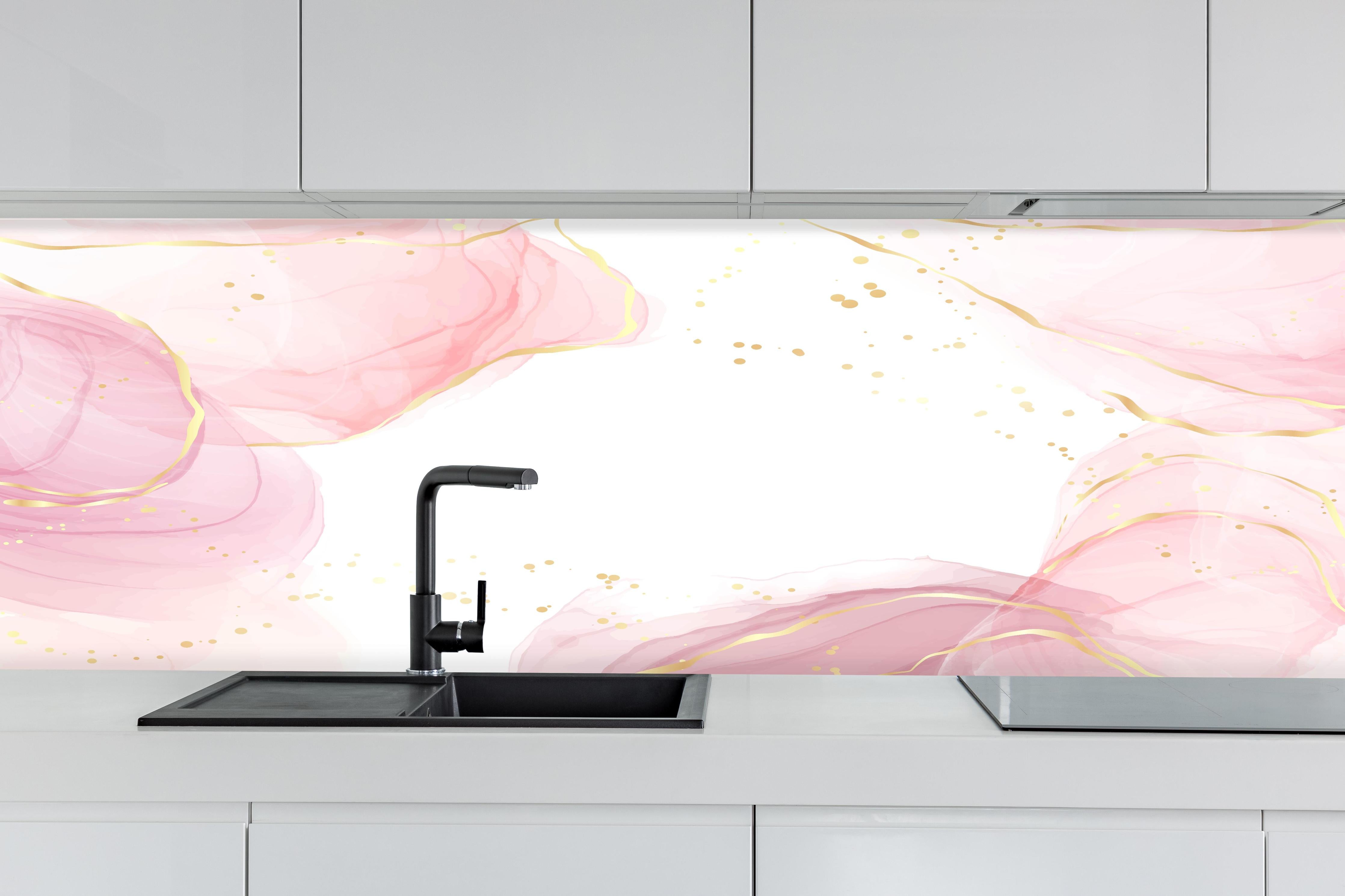 Küche - Zarte Roséfarbene Abstrakte Komposition hinter weißen Hochglanz-Küchenregalen und schwarzem Wasserhahn