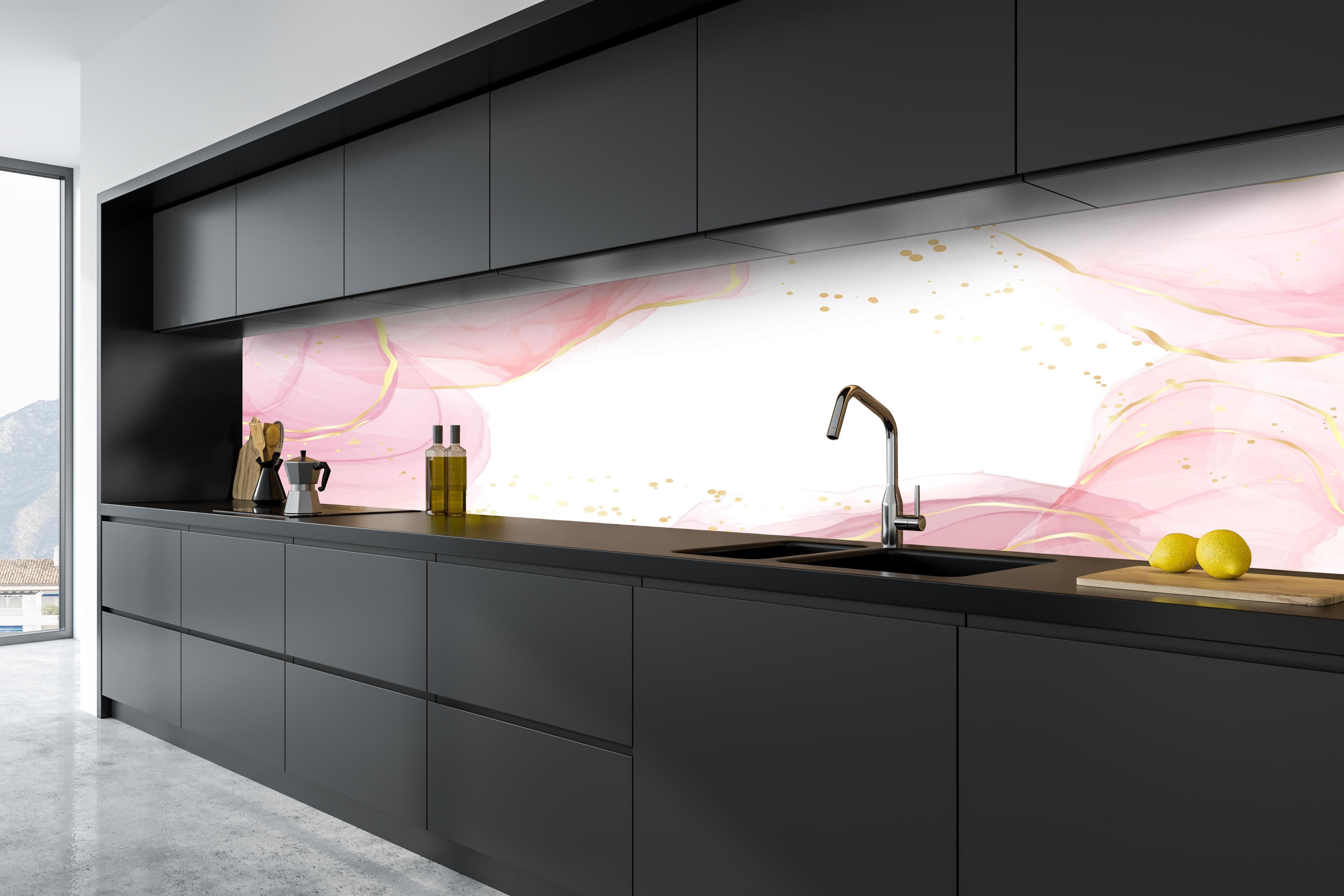 Küche - Zarte Roséfarbene Abstrakte Komposition hinter weißen Hochglanz-Küchenregalen und schwarzem Wasserhahn