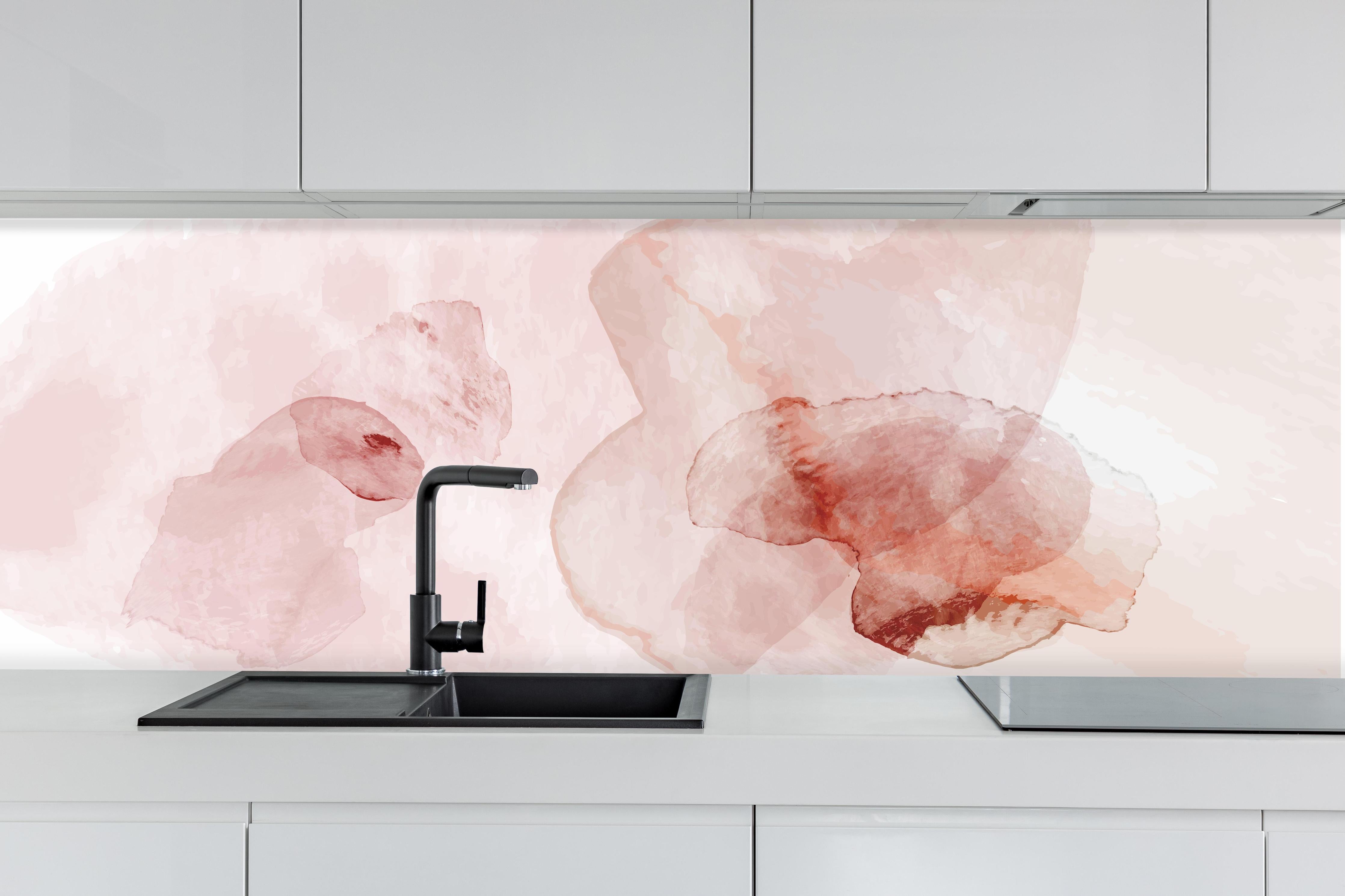 Küche - Zarte Wasserfarben Kunst in Rosatönen hinter weißen Hochglanz-Küchenregalen und schwarzem Wasserhahn