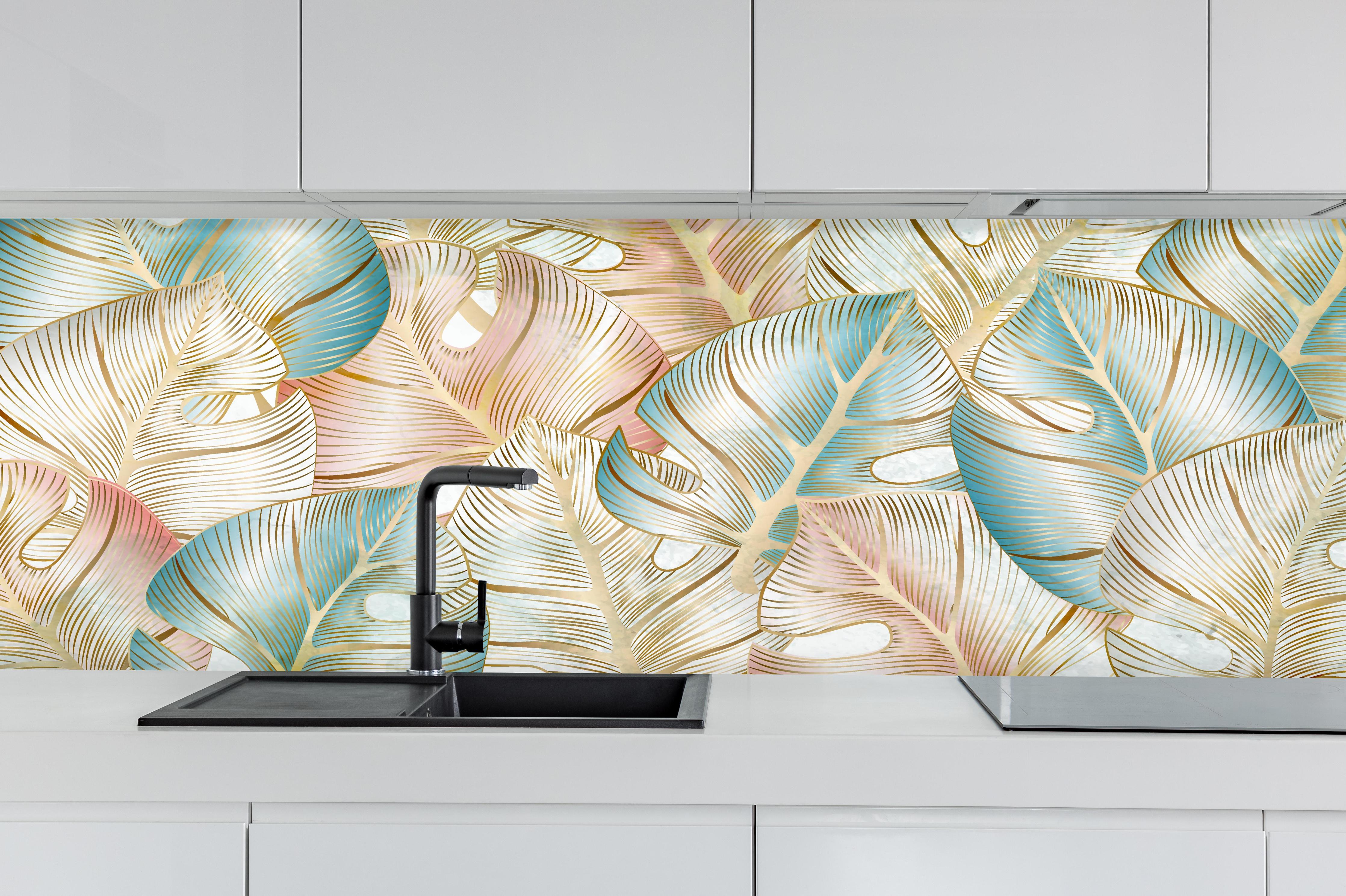 Küche - Zartes Blattmuster in Pastelltönen Tapetenmotiv hinter weißen Hochglanz-Küchenregalen und schwarzem Wasserhahn