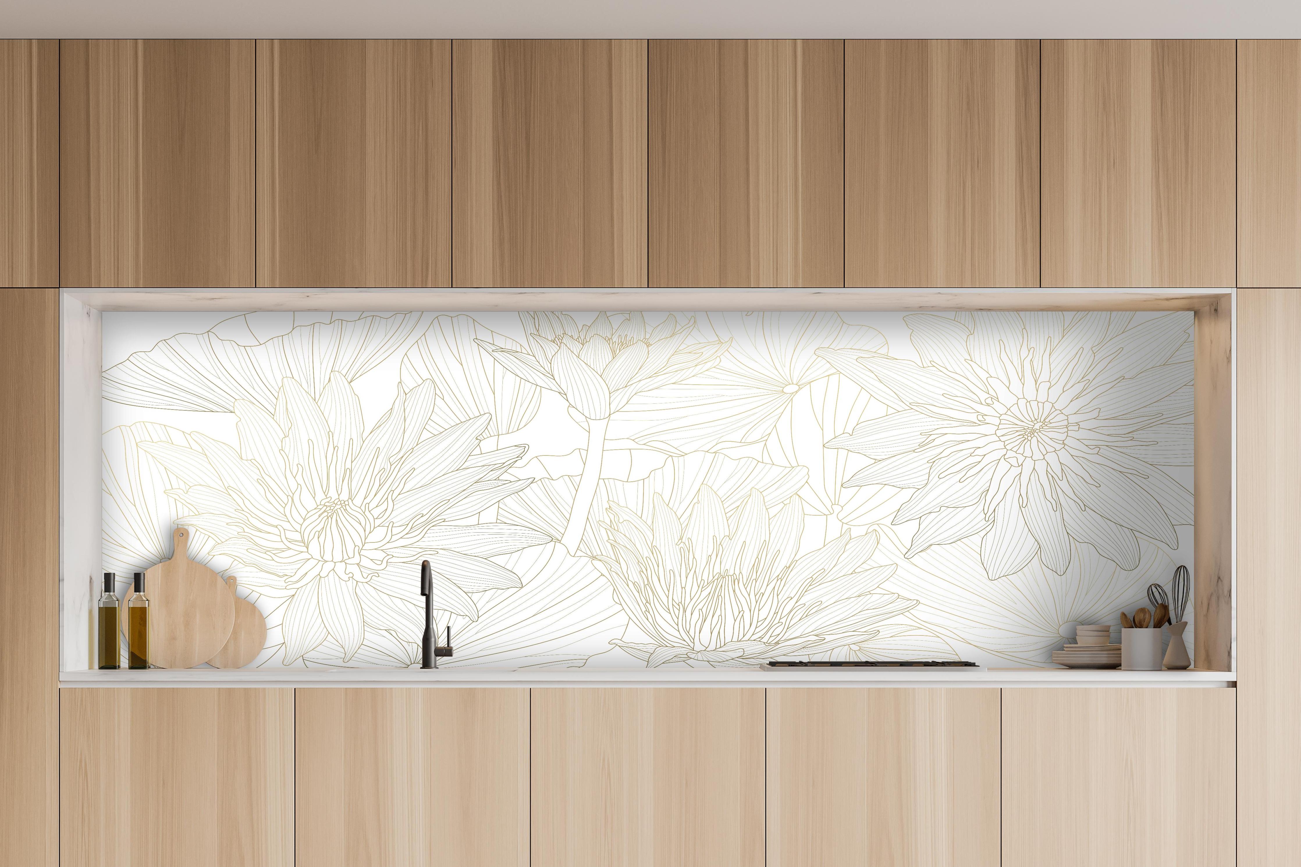 Küche - Zartes Blumen-Linienmuster in Weiß und Grau hinter weißen Hochglanz-Küchenregalen und schwarzem Wasserhahn