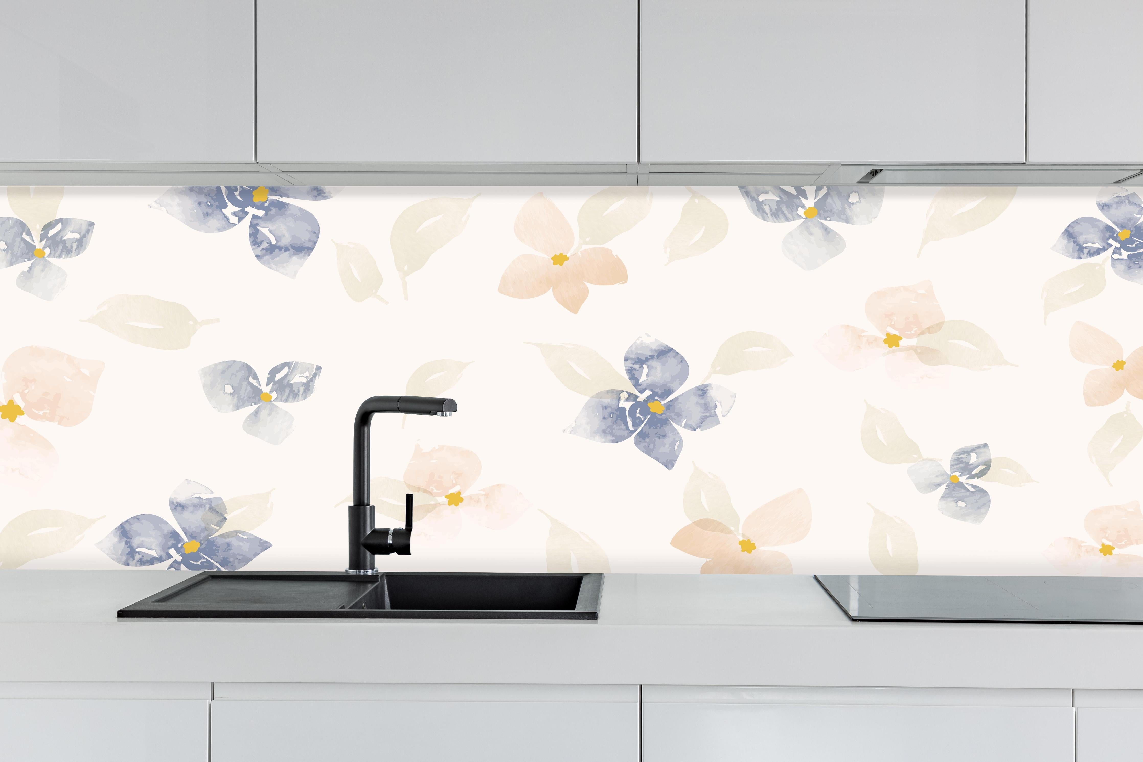 Küche - Zartes Blumenmuster in Pastellfarben hinter weißen Hochglanz-Küchenregalen und schwarzem Wasserhahn