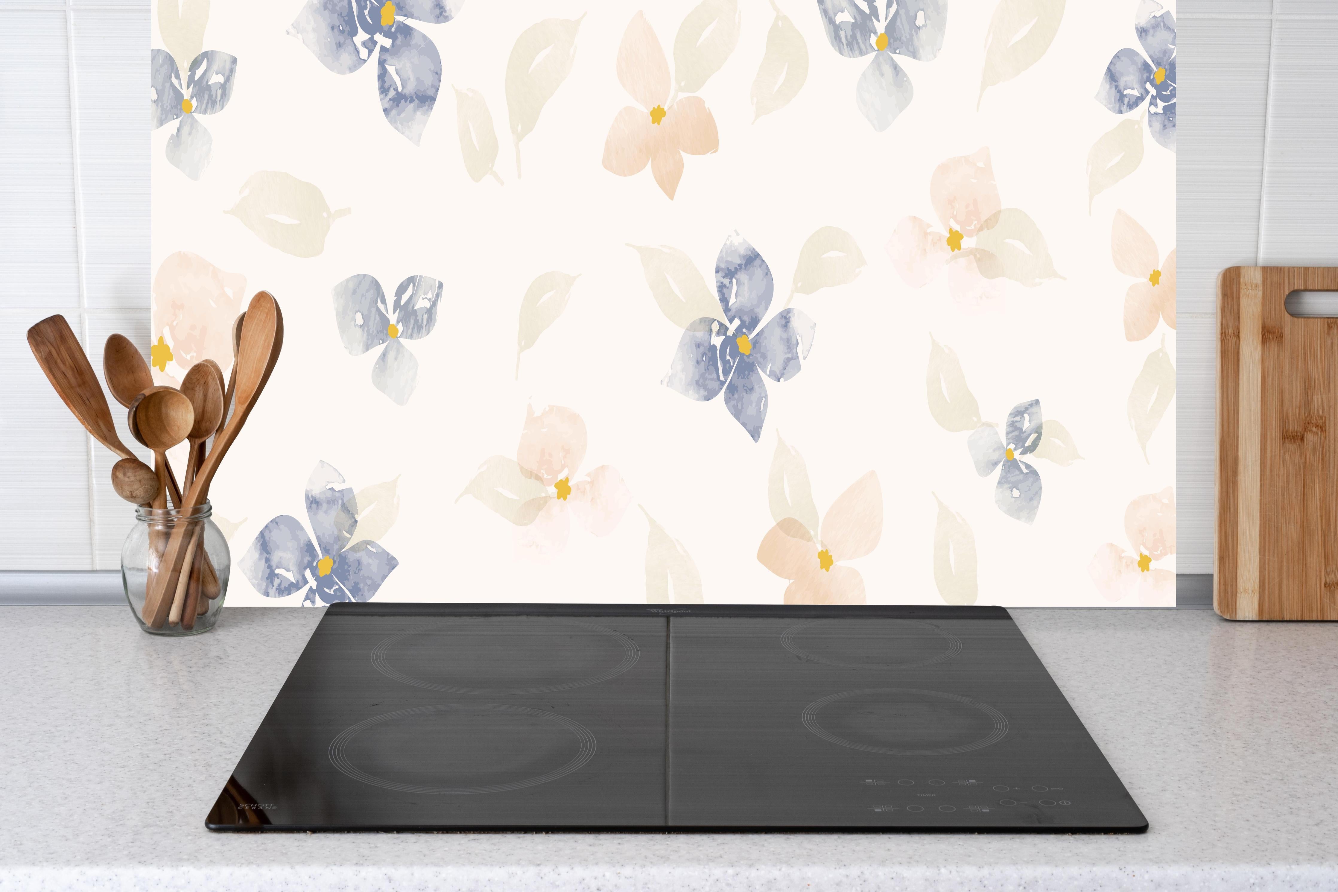 Küche - Zartes Blumenmuster in Pastellfarben hinter weißen Hochglanz-Küchenregalen und schwarzem Wasserhahn