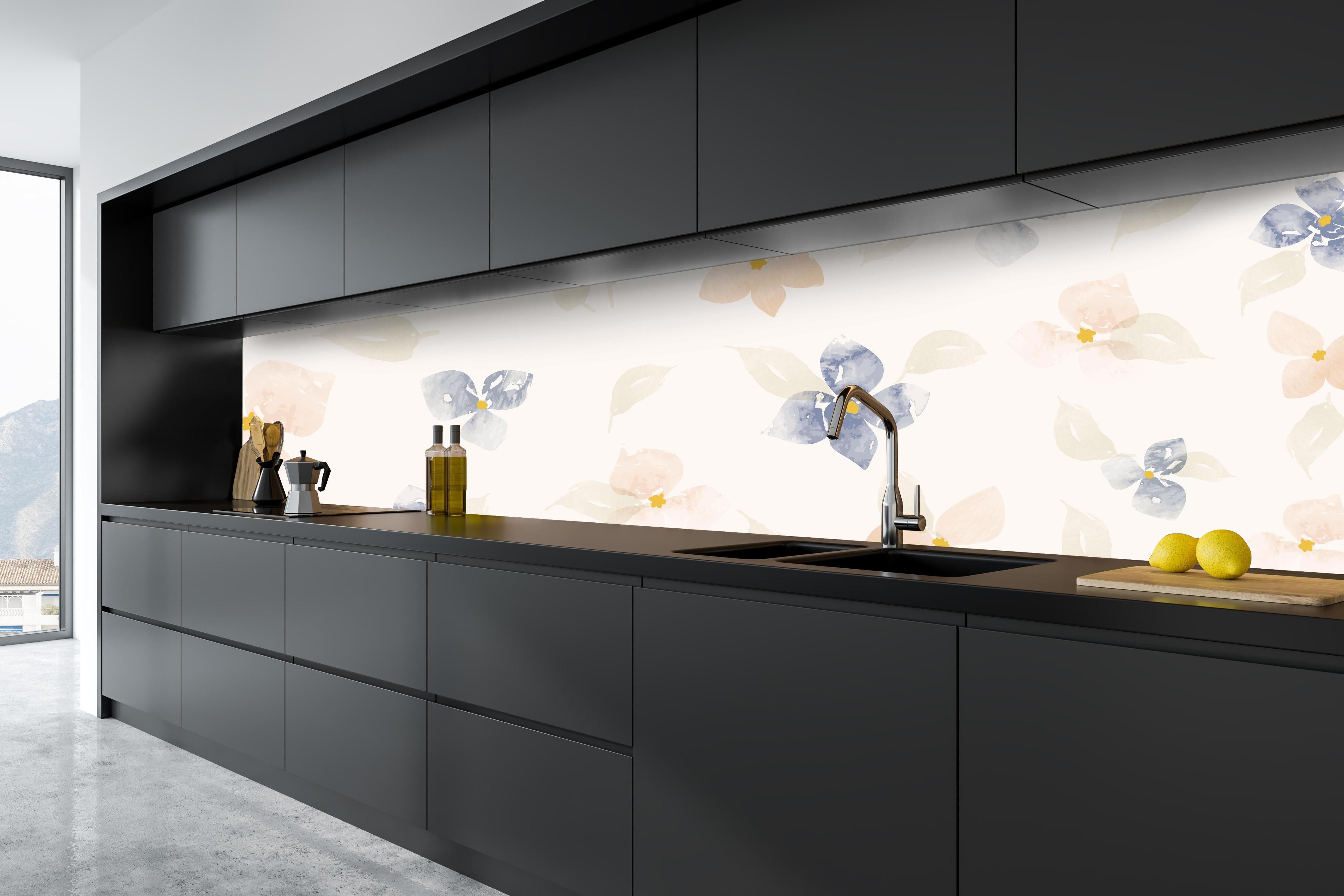 Küche - Zartes Blumenmuster in Pastellfarben hinter weißen Hochglanz-Küchenregalen und schwarzem Wasserhahn