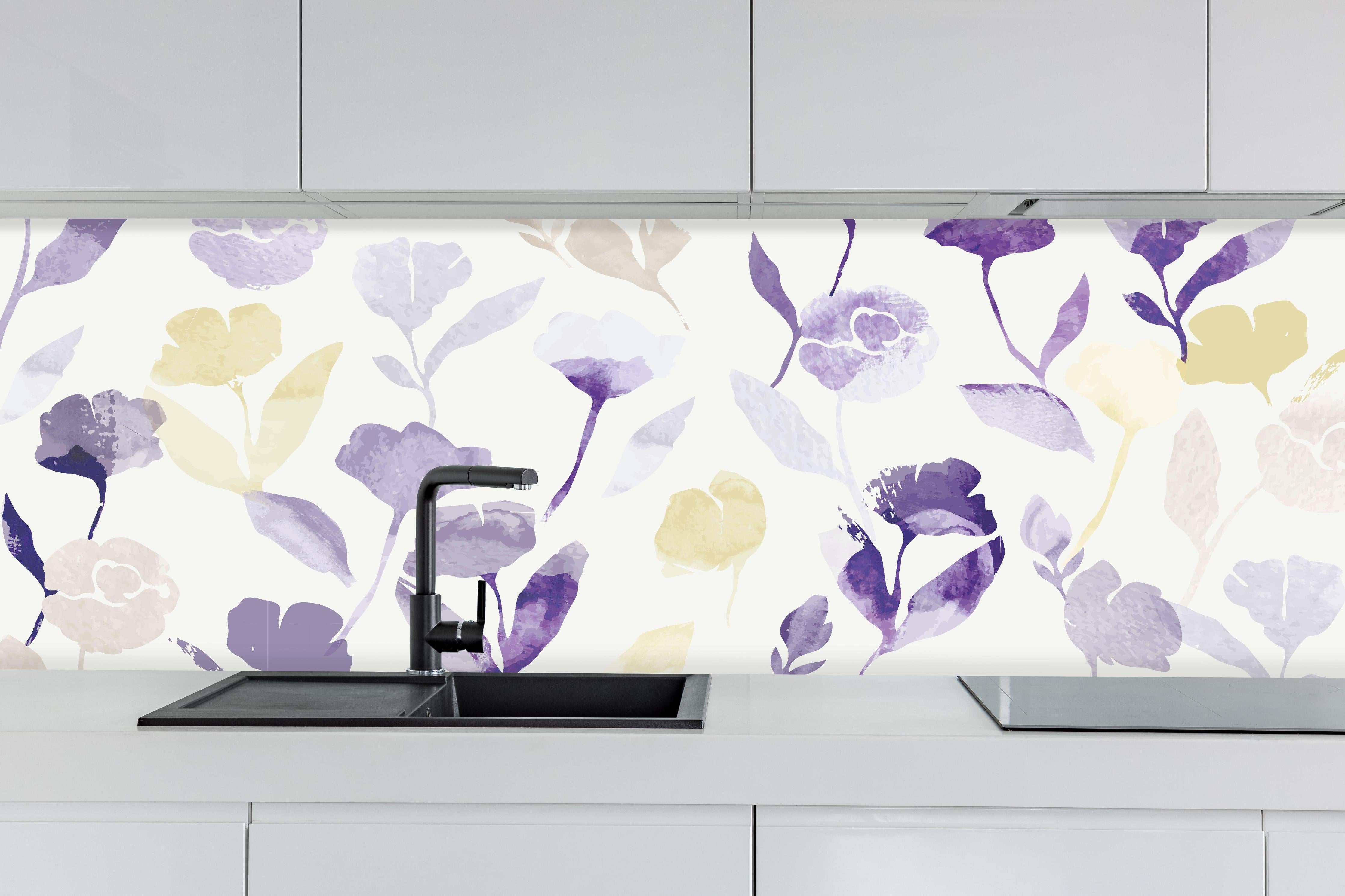 Küche - Zartes Blumenmuster in Pastelltönen Aquarell hinter weißen Hochglanz-Küchenregalen und schwarzem Wasserhahn