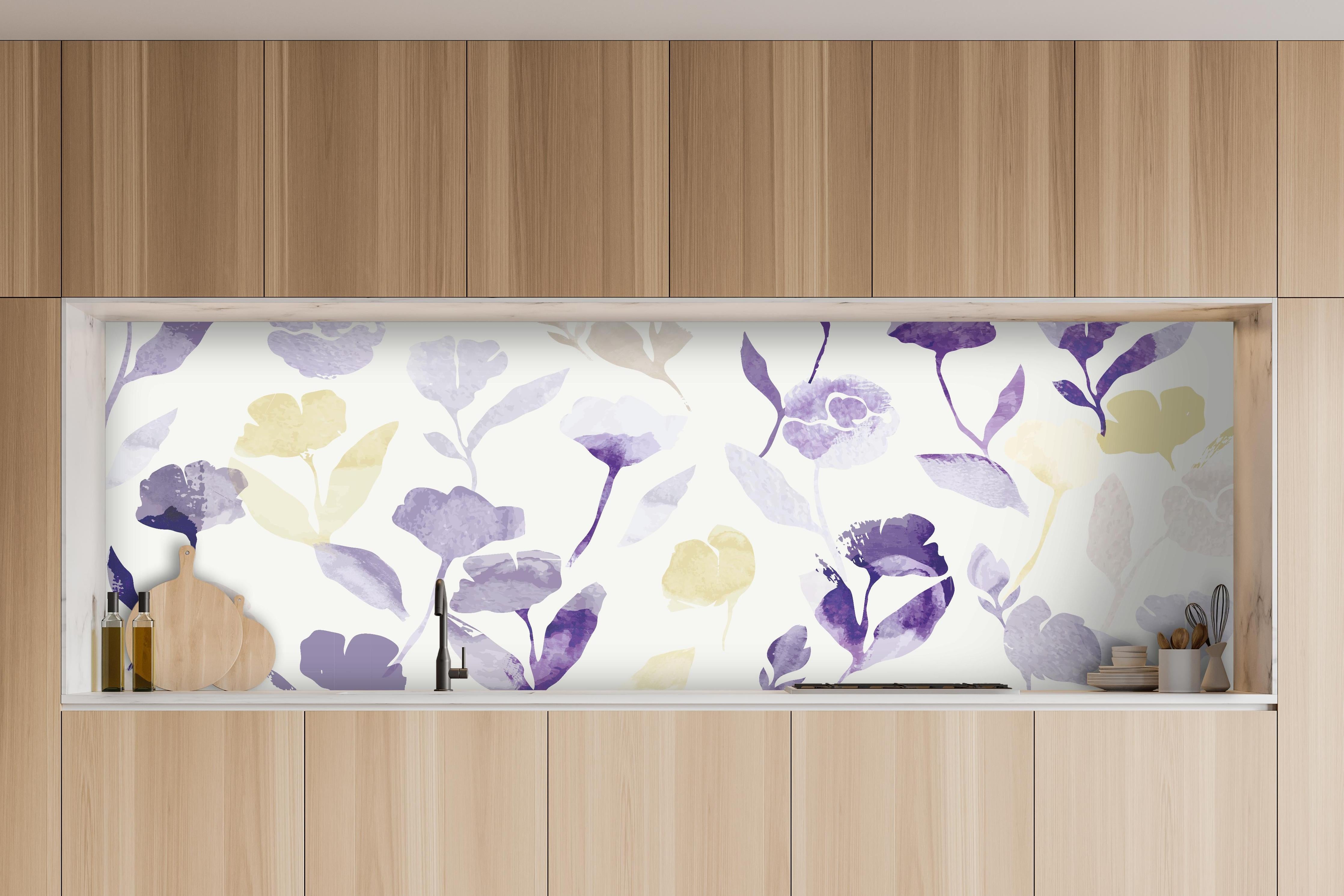 Küche - Zartes Blumenmuster in Pastelltönen Aquarell hinter weißen Hochglanz-Küchenregalen und schwarzem Wasserhahn