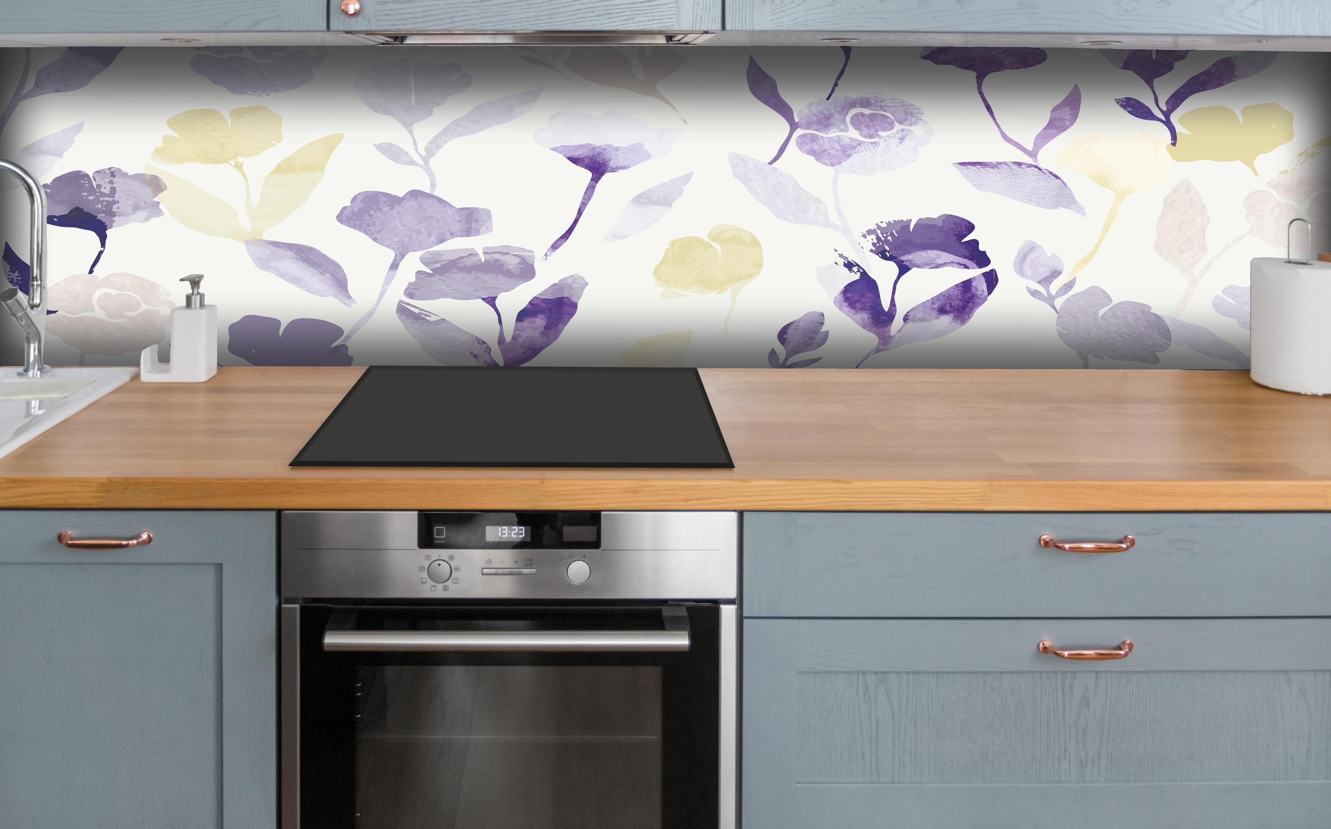 Küche - Zartes Blumenmuster in Pastelltönen Aquarell hinter weißen Hochglanz-Küchenregalen und schwarzem Wasserhahn