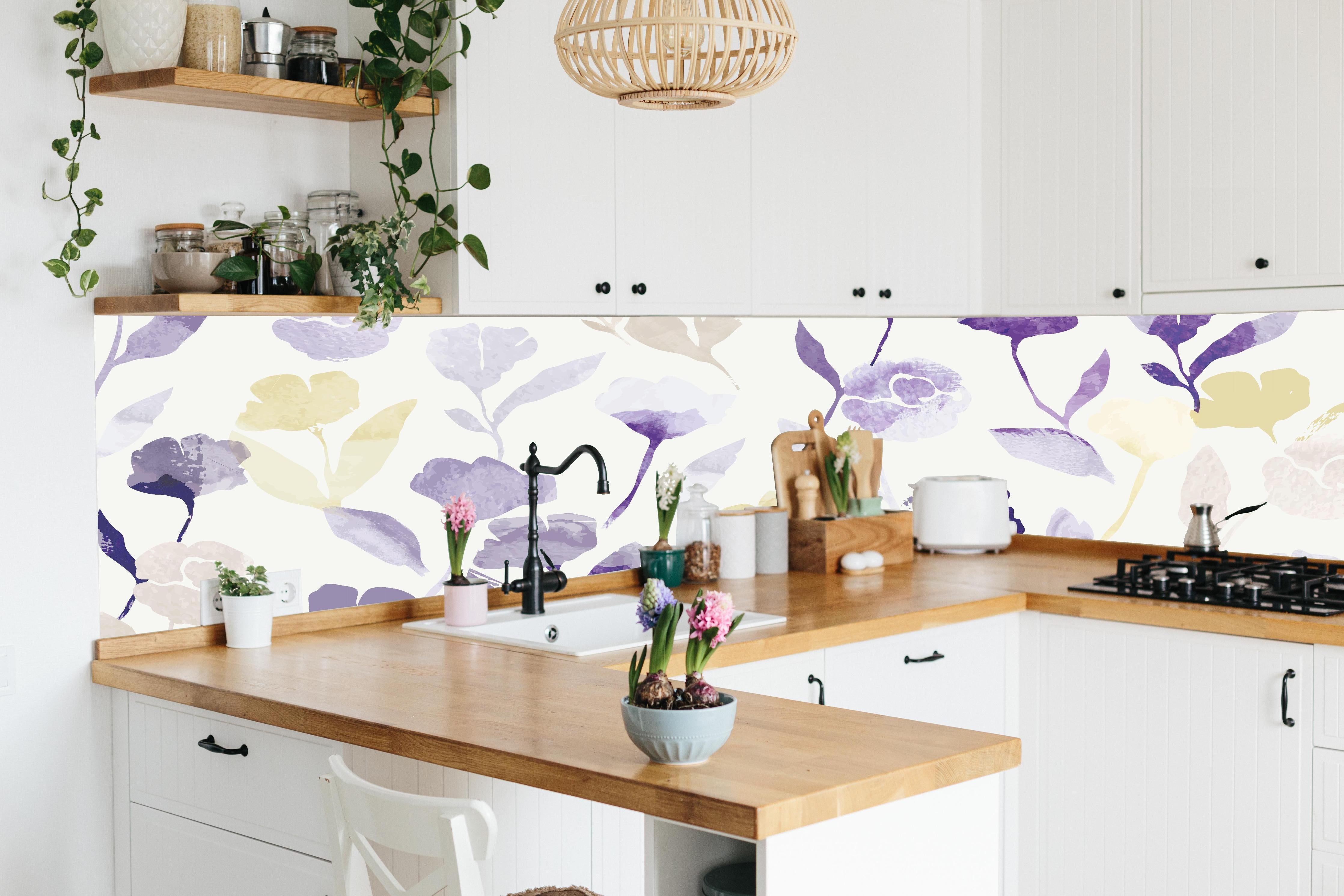 Küche - Zartes Blumenmuster in Pastelltönen Aquarell hinter weißen Hochglanz-Küchenregalen und schwarzem Wasserhahn