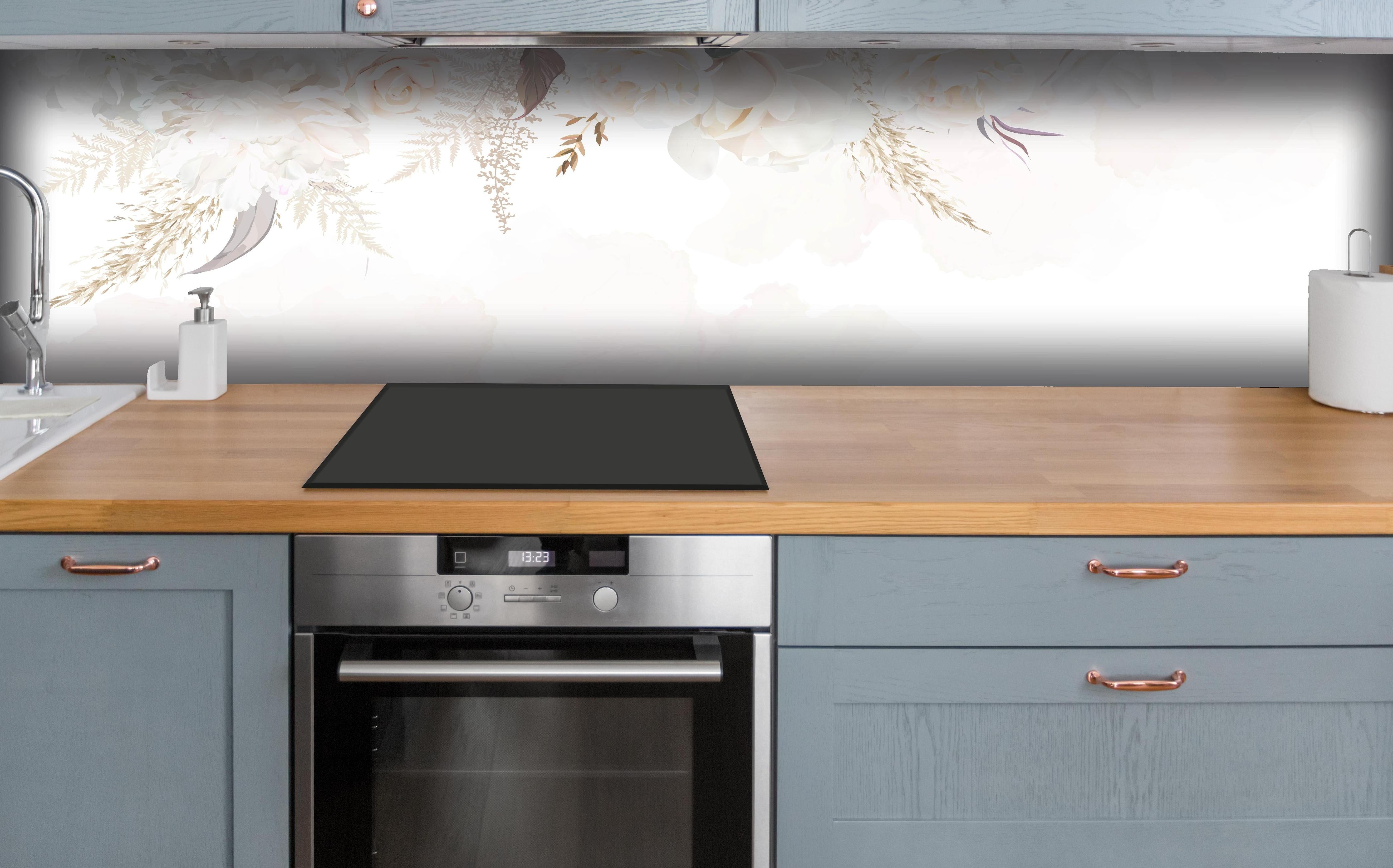 Küche - Zartes Blumenmuster in Weiß und Pastell hinter weißen Hochglanz-Küchenregalen und schwarzem Wasserhahn