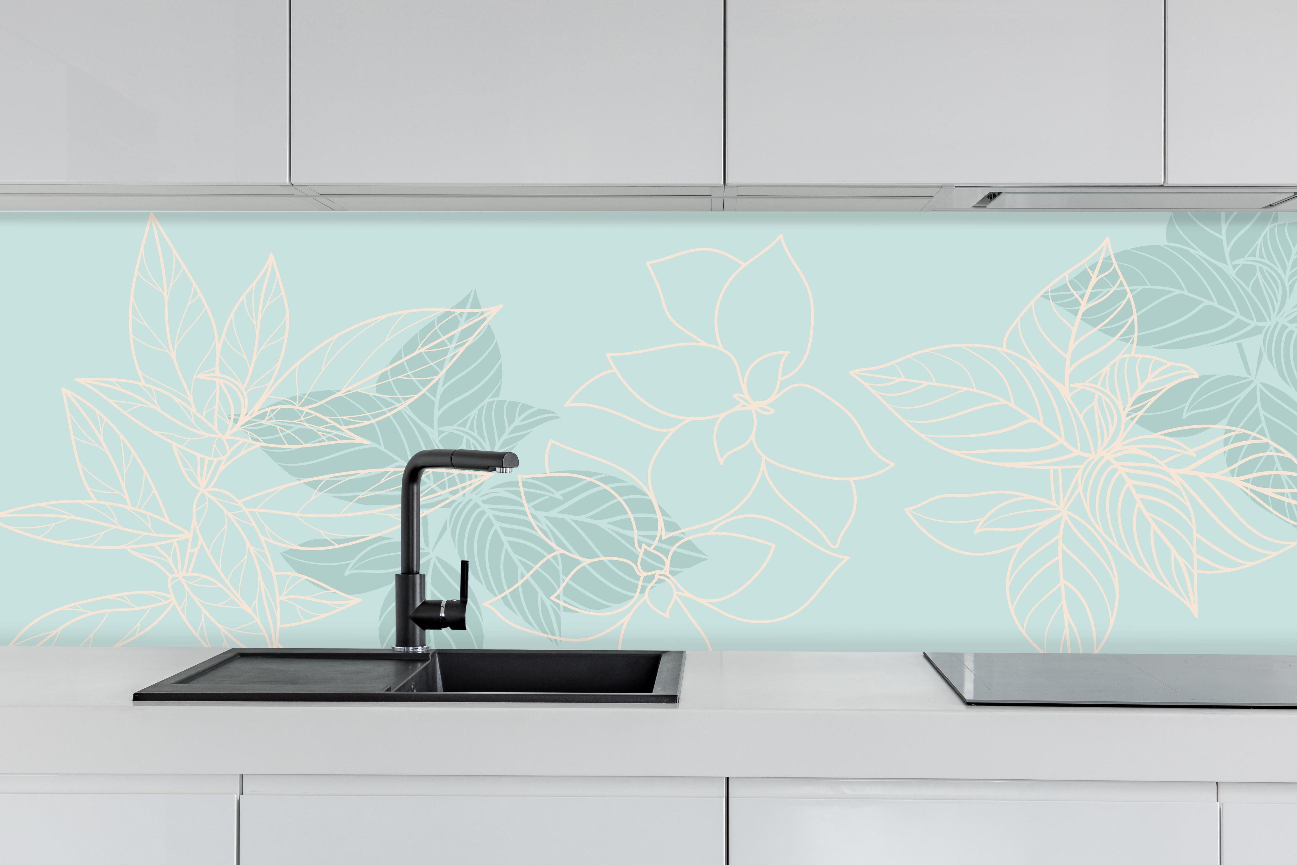 Küche - Zartes Lineart Blumen Design Pastelltürkis hinter weißen Hochglanz-Küchenregalen und schwarzem Wasserhahn