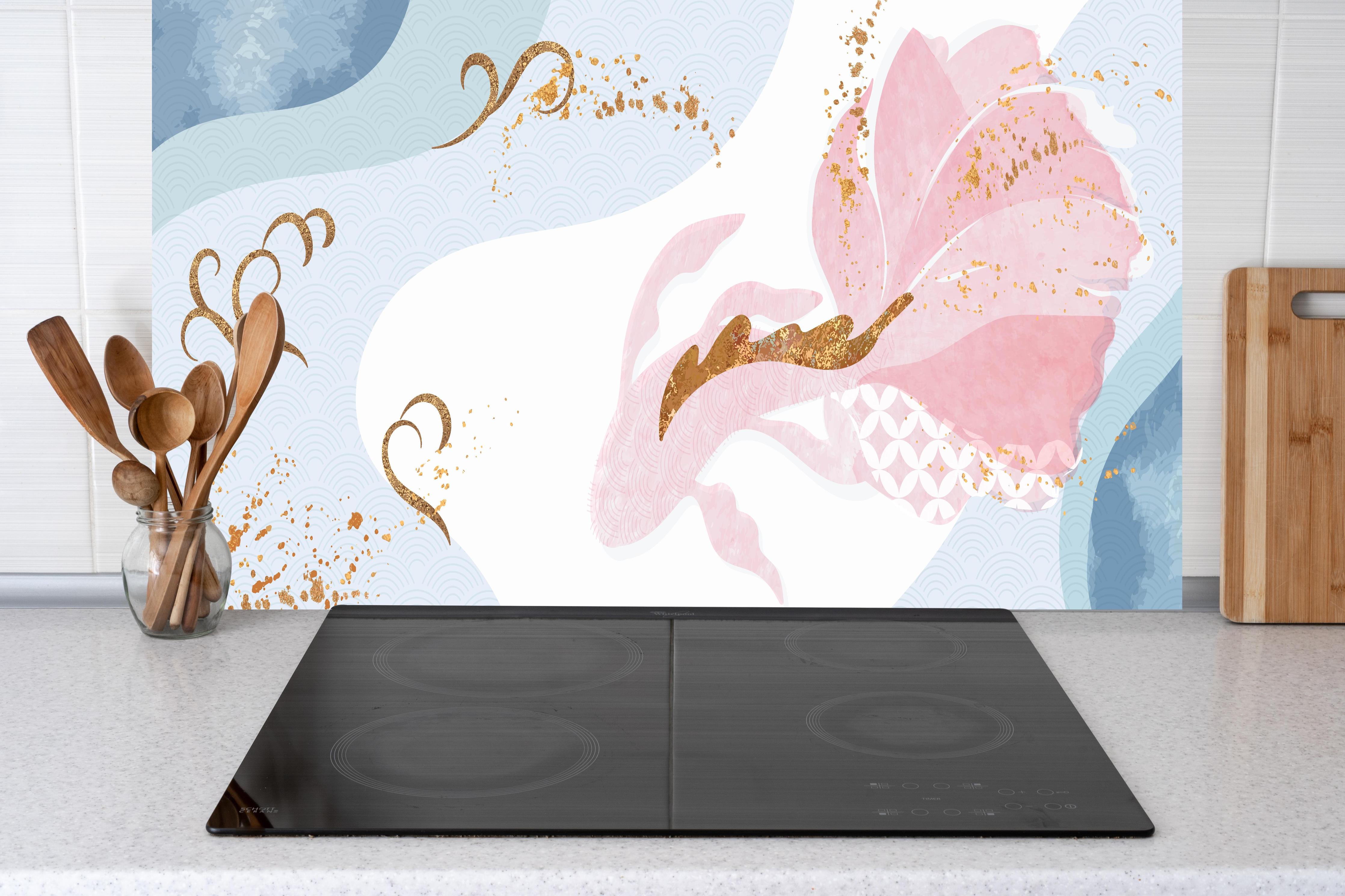 Küche - Zartes Pastell-Floral mit goldenen Details hinter weißen Hochglanz-Küchenregalen und schwarzem Wasserhahn