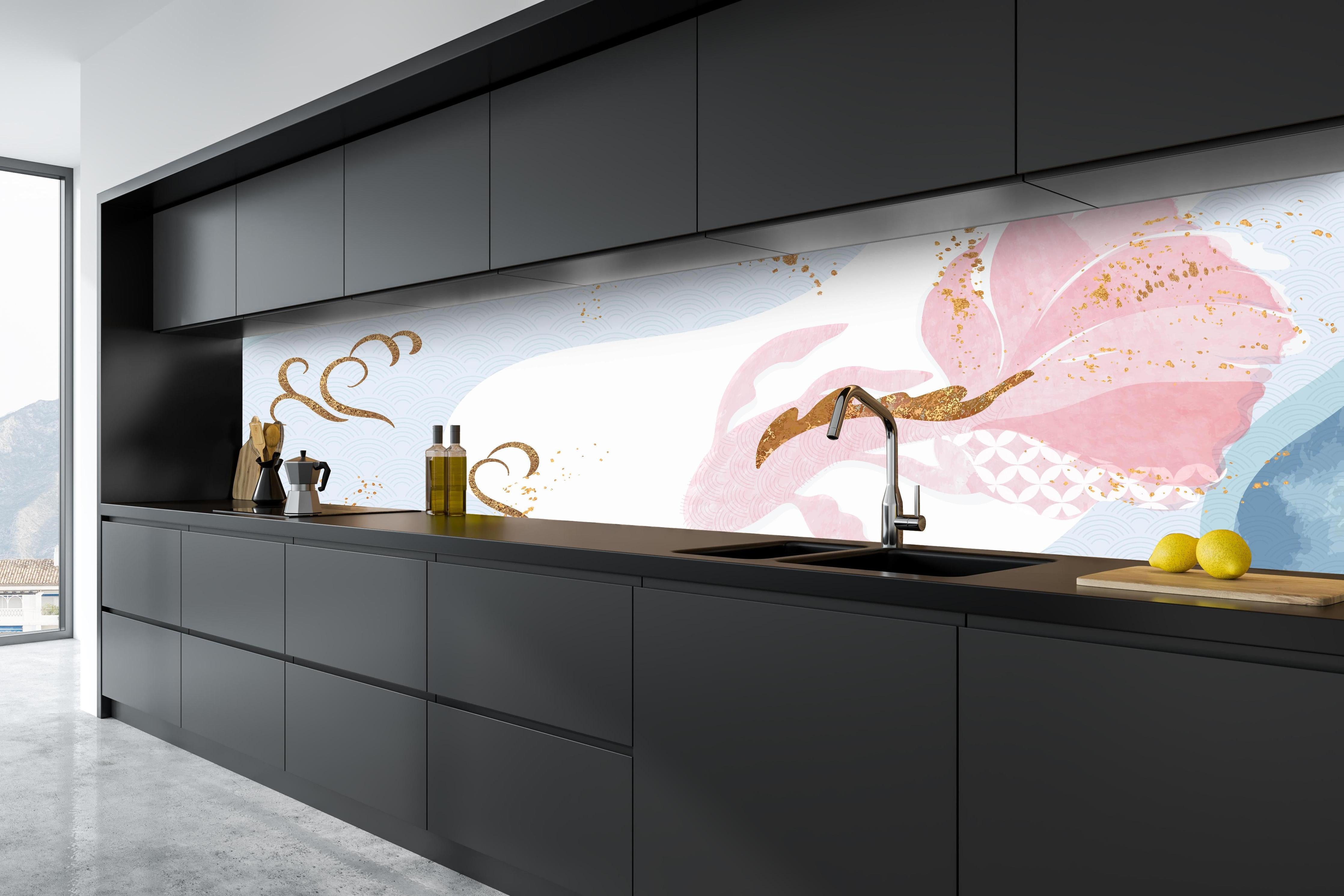 Küche - Zartes Pastell-Floral mit goldenen Details hinter weißen Hochglanz-Küchenregalen und schwarzem Wasserhahn