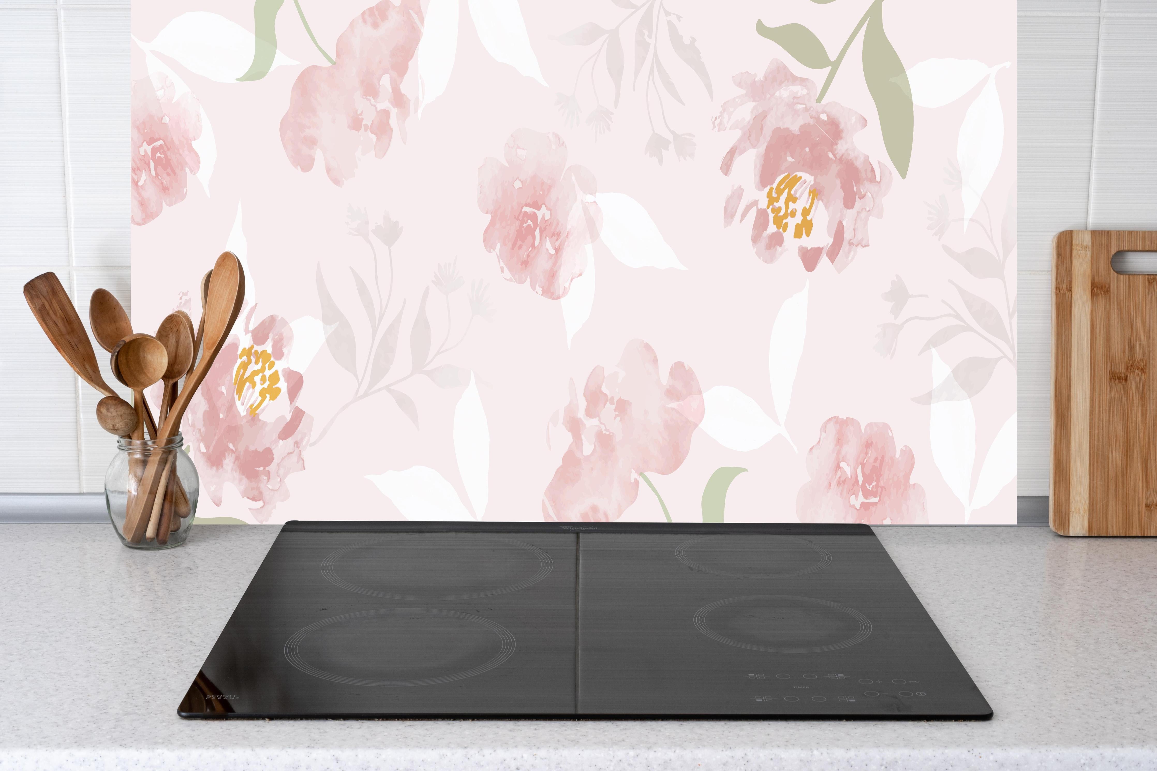 Küche - Zartes Rosa-Beige Blüten Aquarellmuster hinter weißen Hochglanz-Küchenregalen und schwarzem Wasserhahn