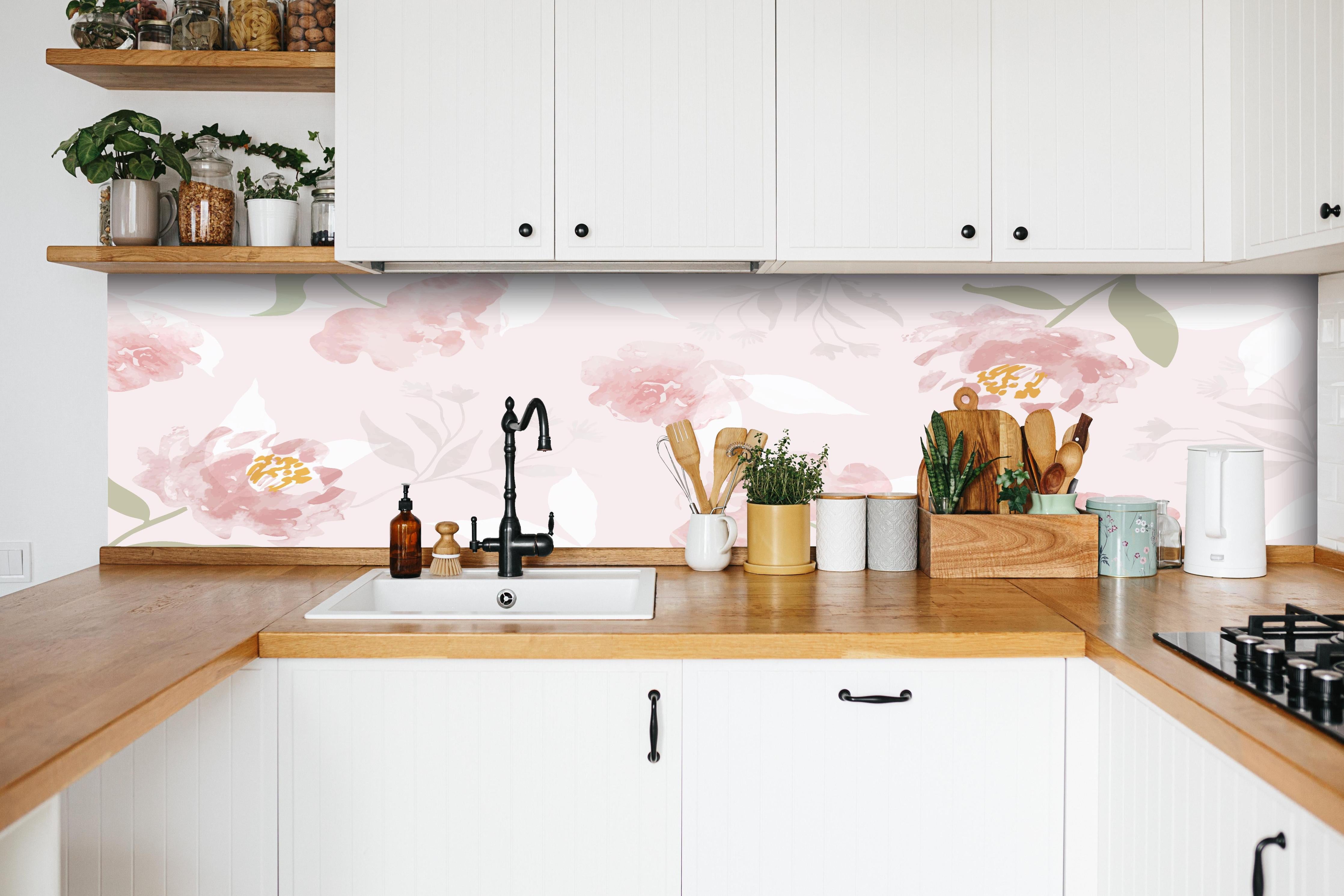 Küche - Zartes Rosa-Beige Blüten Aquarellmuster hinter weißen Hochglanz-Küchenregalen und schwarzem Wasserhahn