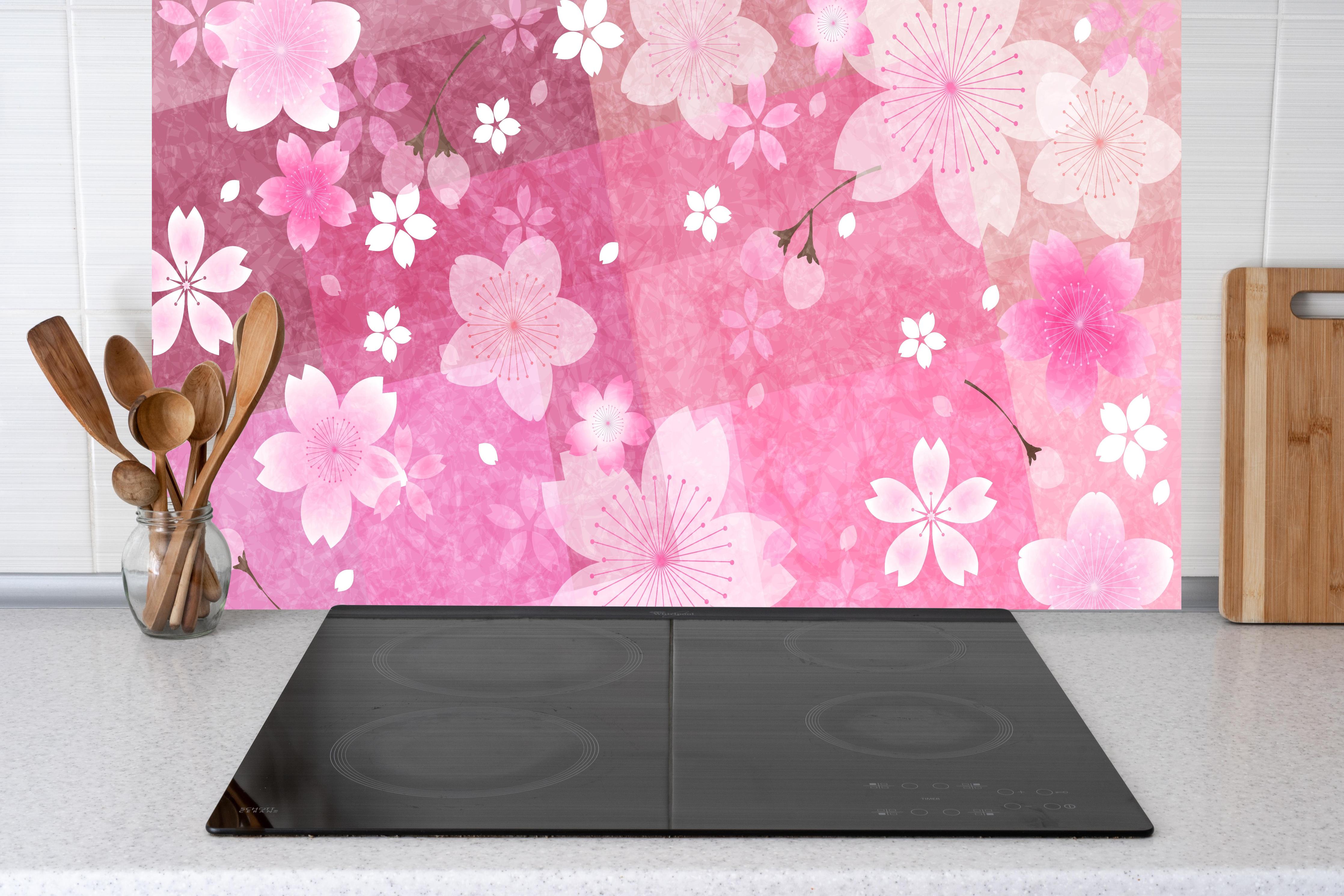 Küche - Zartes Sakura Blumenmuster in Rosa Tönen hinter weißen Hochglanz-Küchenregalen und schwarzem Wasserhahn