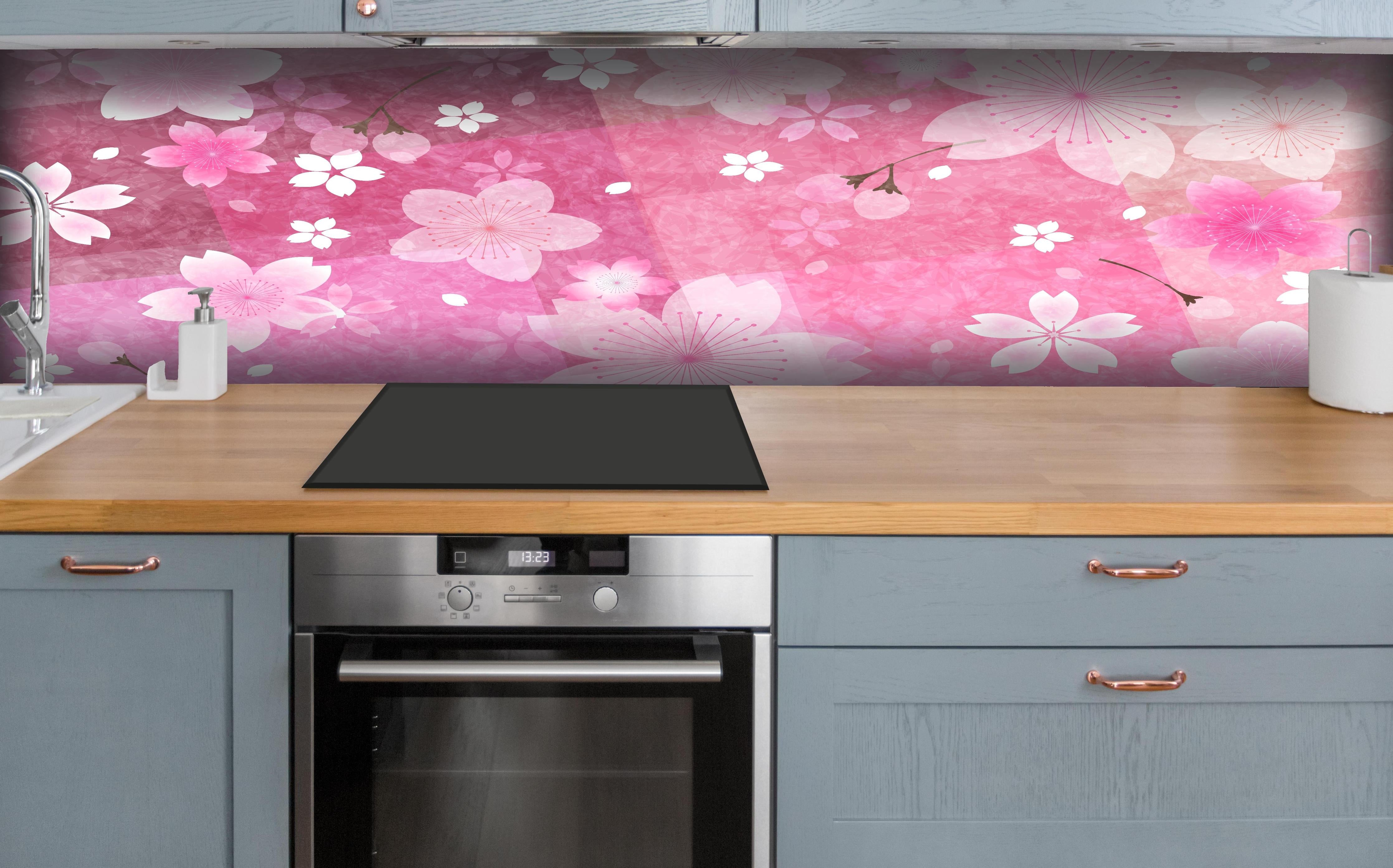 Küche - Zartes Sakura Blumenmuster in Rosa Tönen hinter weißen Hochglanz-Küchenregalen und schwarzem Wasserhahn