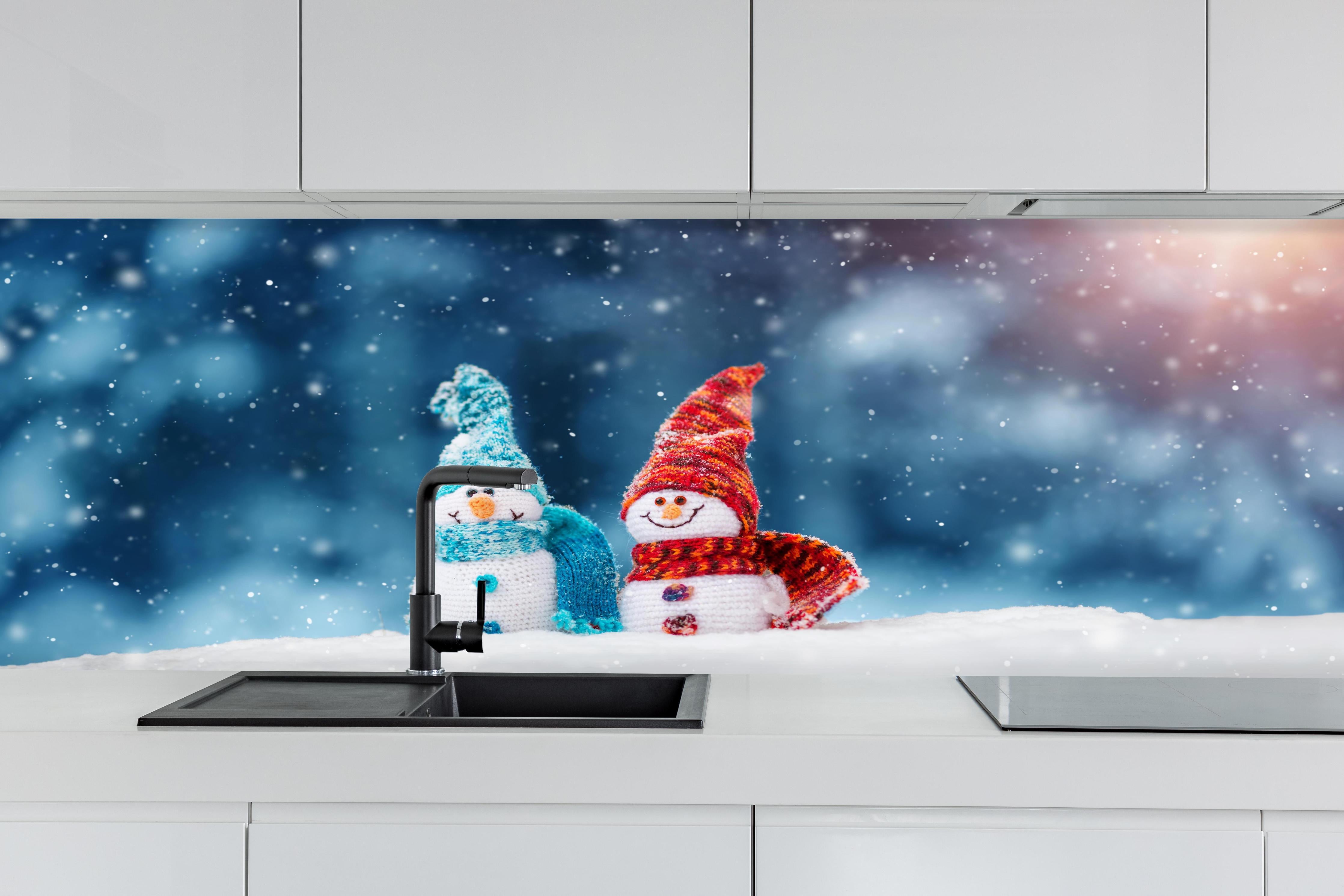 Küche - Zauberhafte Schneemänner auf weichem Schnee hinter weißen Hochglanz-Küchenregalen und schwarzem Wasserhahn