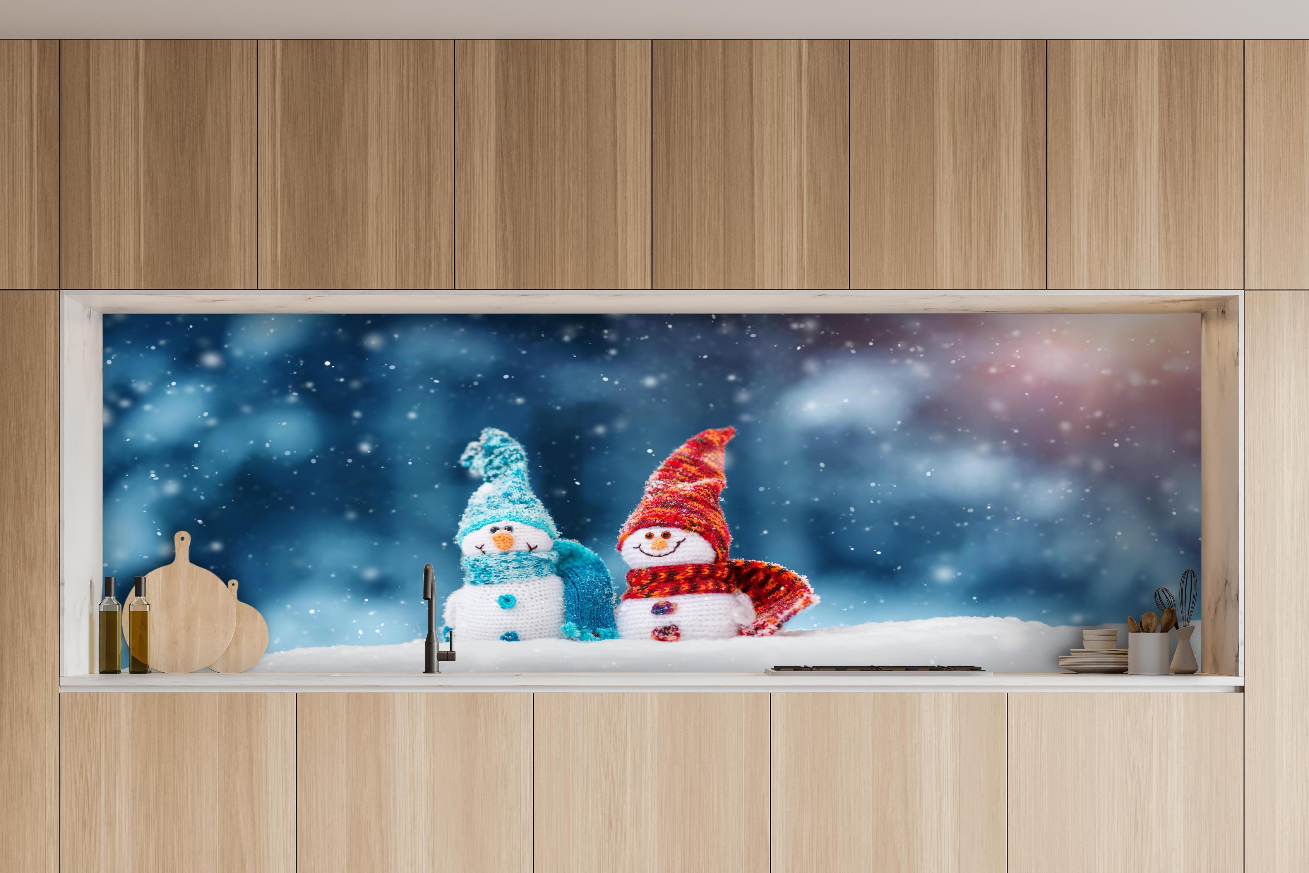 Küche - Zauberhafte Schneemänner auf weichem Schnee hinter weißen Hochglanz-Küchenregalen und schwarzem Wasserhahn