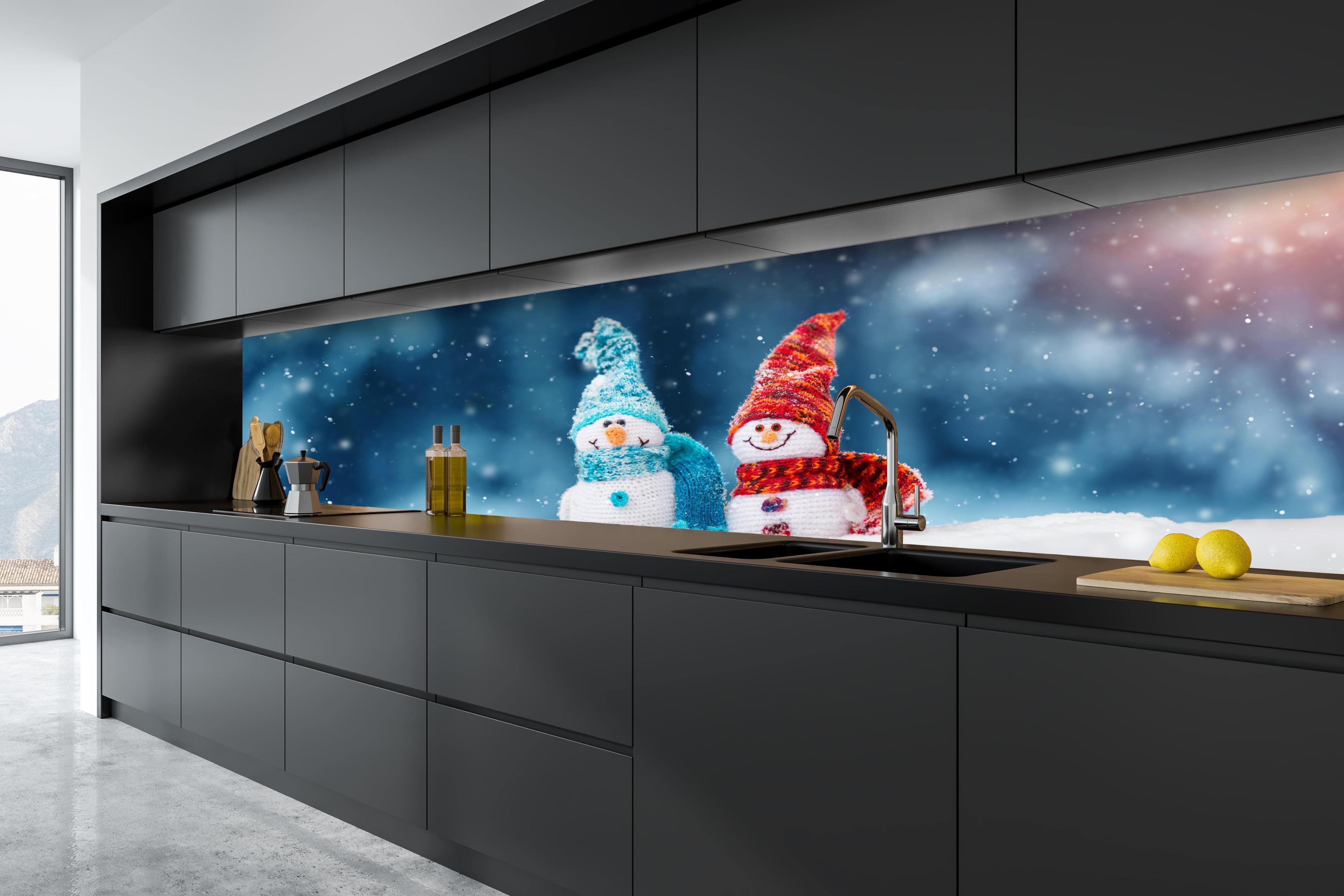 Küche - Zauberhafte Schneemänner auf weichem Schnee hinter weißen Hochglanz-Küchenregalen und schwarzem Wasserhahn