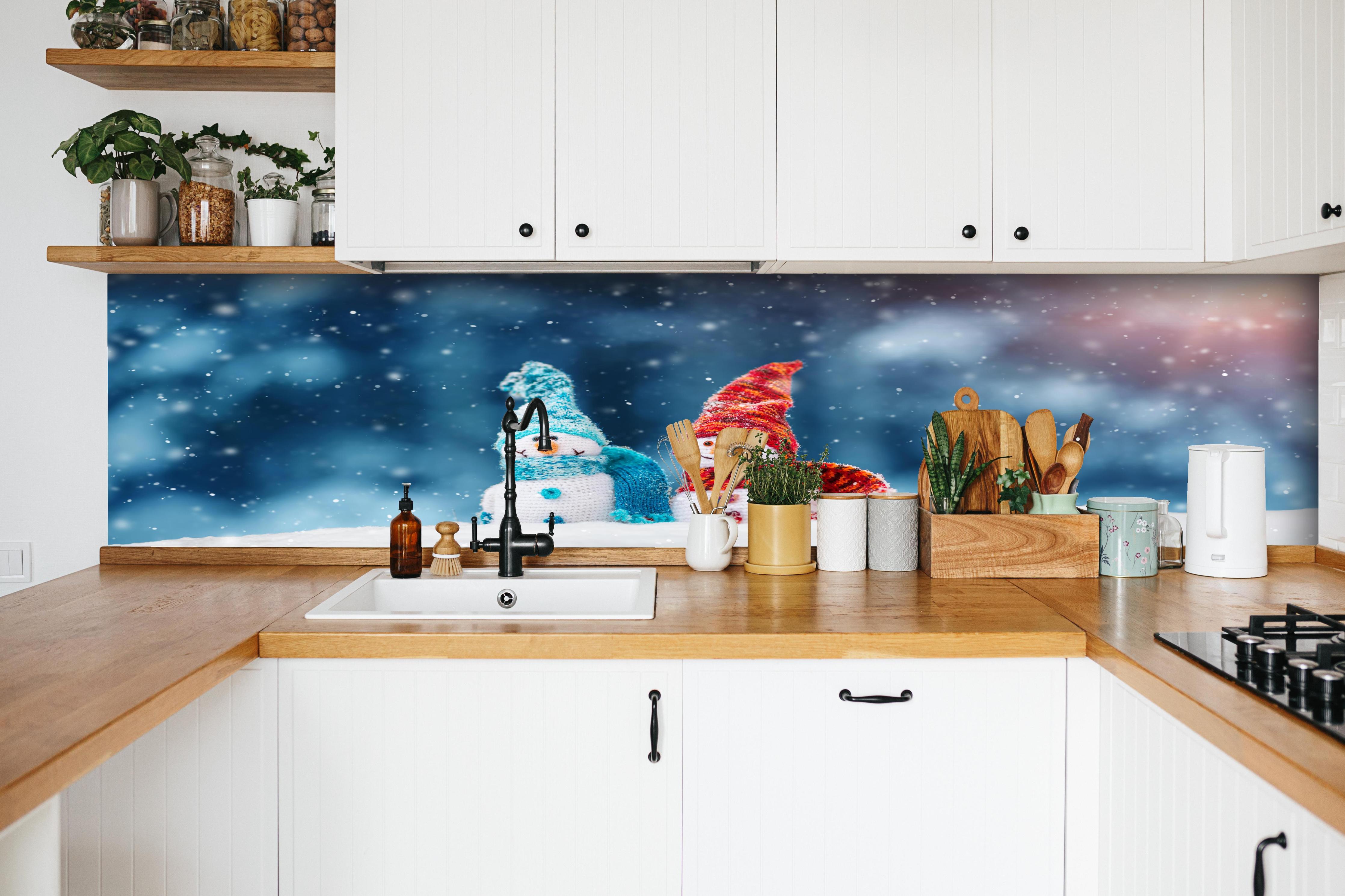 Küche - Zauberhafte Schneemänner auf weichem Schnee hinter weißen Hochglanz-Küchenregalen und schwarzem Wasserhahn